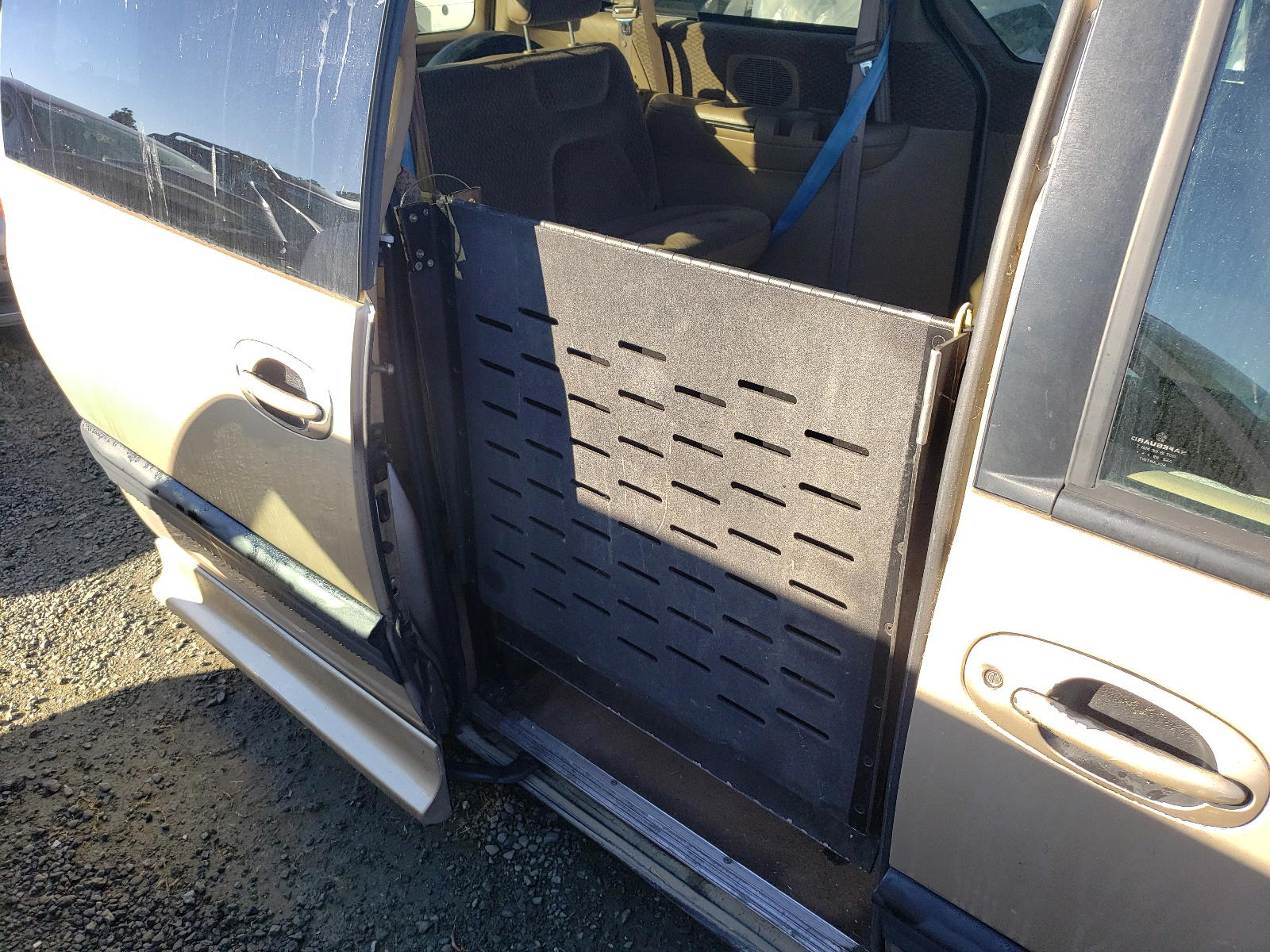 Photo 9 from auction – 2000 DODGE GRAND CARA with VIN 2B4GP44R0YR644557