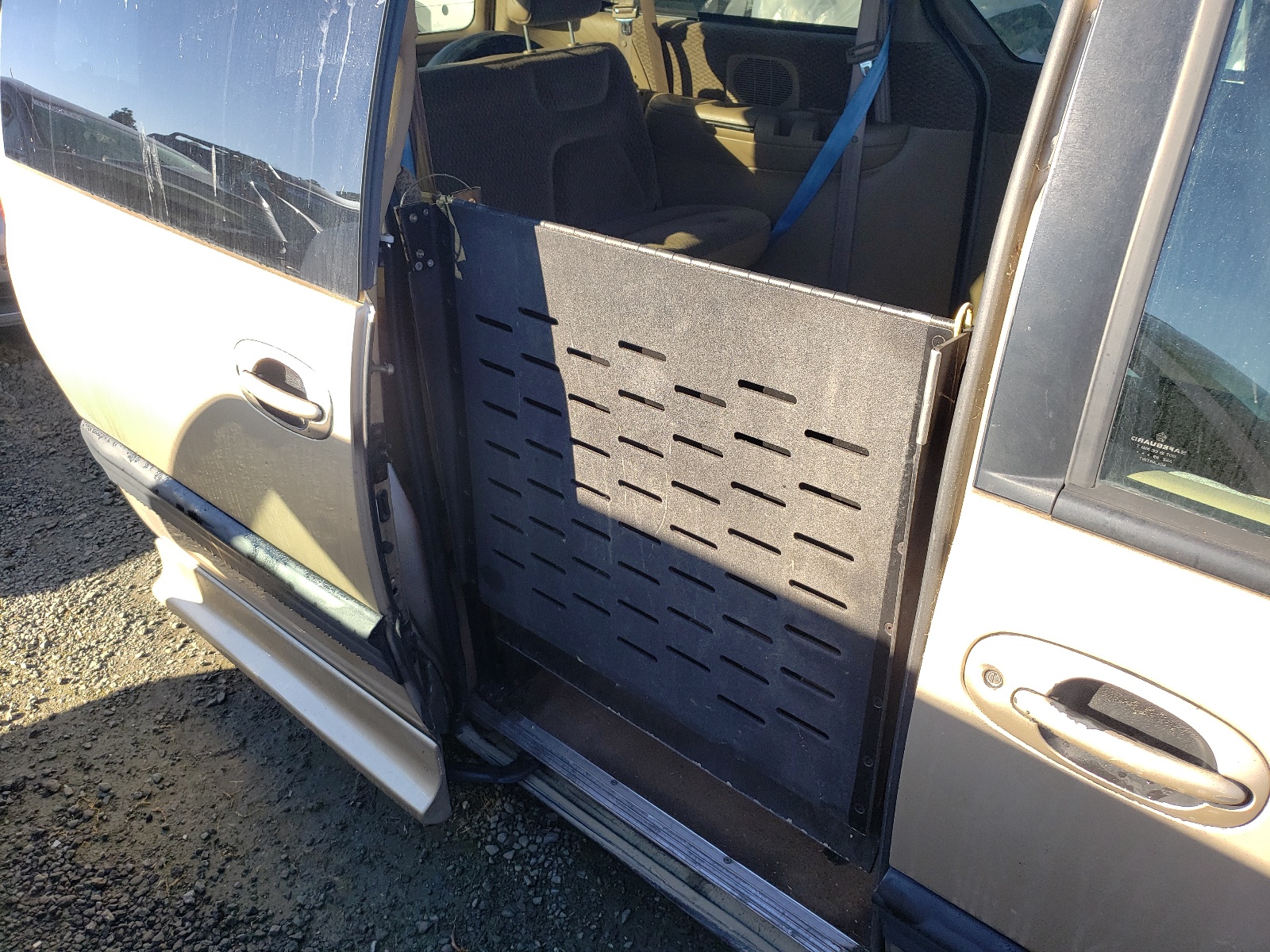 صورة رقم 9 من المزاد - 2000 DODGE GRAND CARA مع VIN 2B4GP44R0YR644557