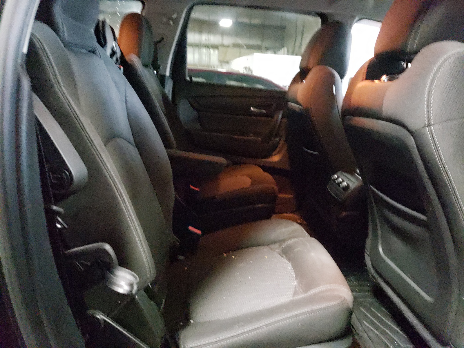 Photo 6 from auction – 2017 CHEVROLET TRAVERSE L with VIN 1GNKVGKD5HJ306109