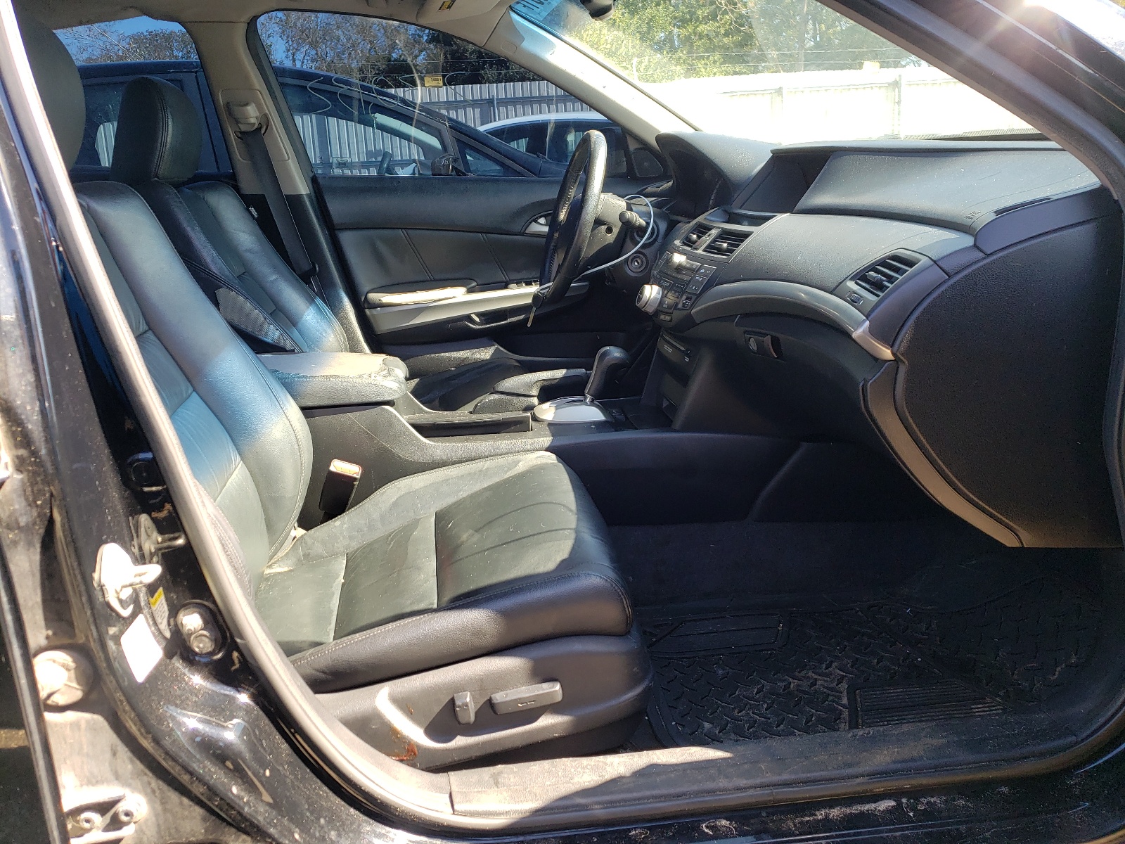 Photo 5 from auction – 2010 HONDA ACCORD EXL with VIN 1HGCP3F83AA021798