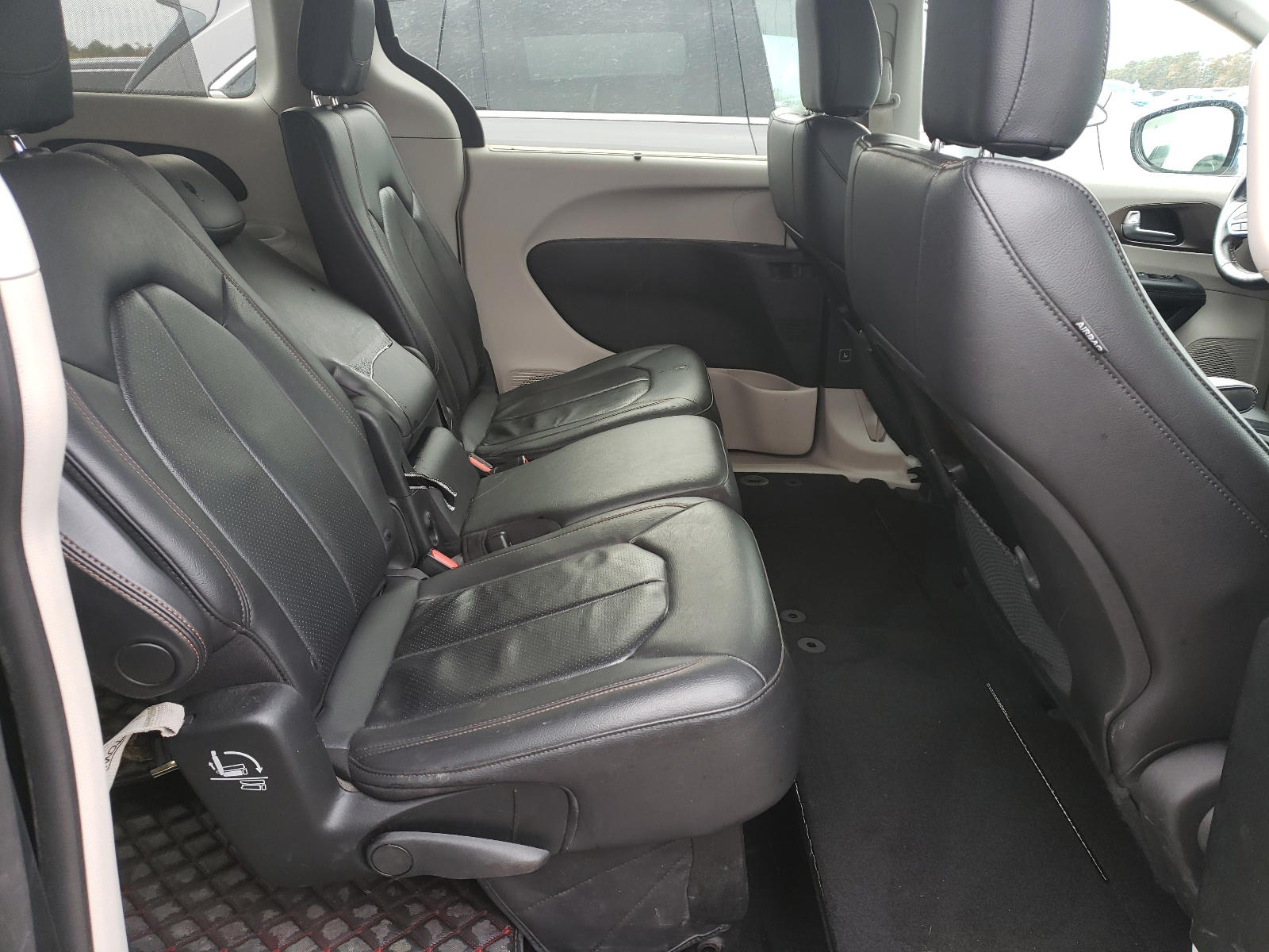 Photo 6 from auction – 2019 CHRYSLER PACIFICA T with VIN 2C4RC1BG4KR575869