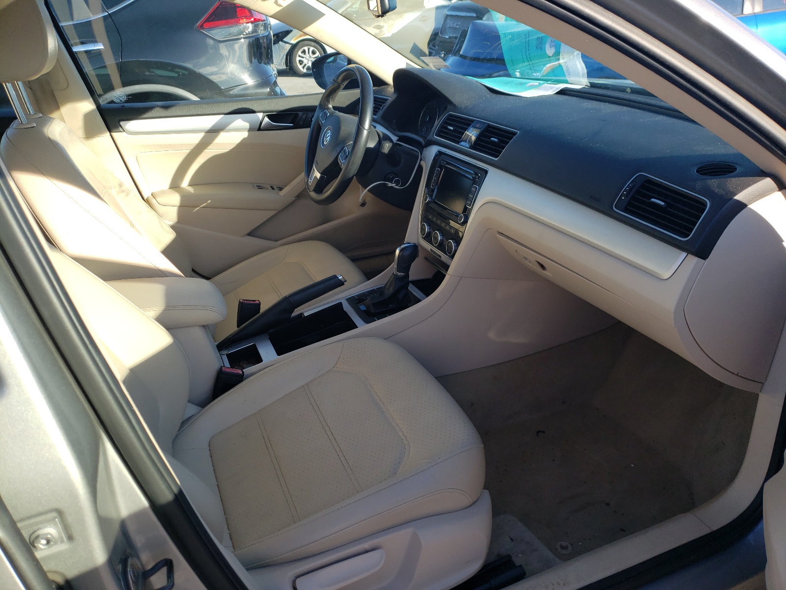 Photo 5 from auction – 2012 VOLKSWAGEN PASSAT SE with VIN 1VWBP7A36CC084024