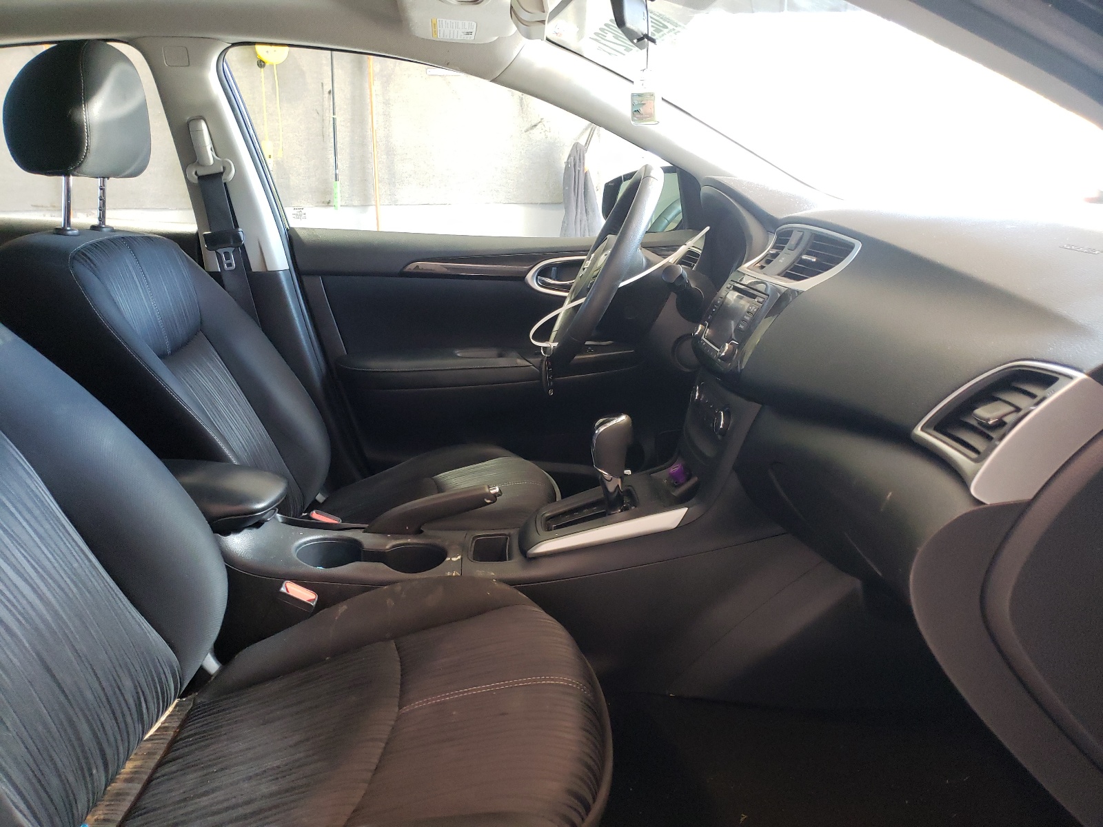 Photo 5 from auction – 2017 NISSAN SENTRA S with VIN 3N1AB7AP6HY399830