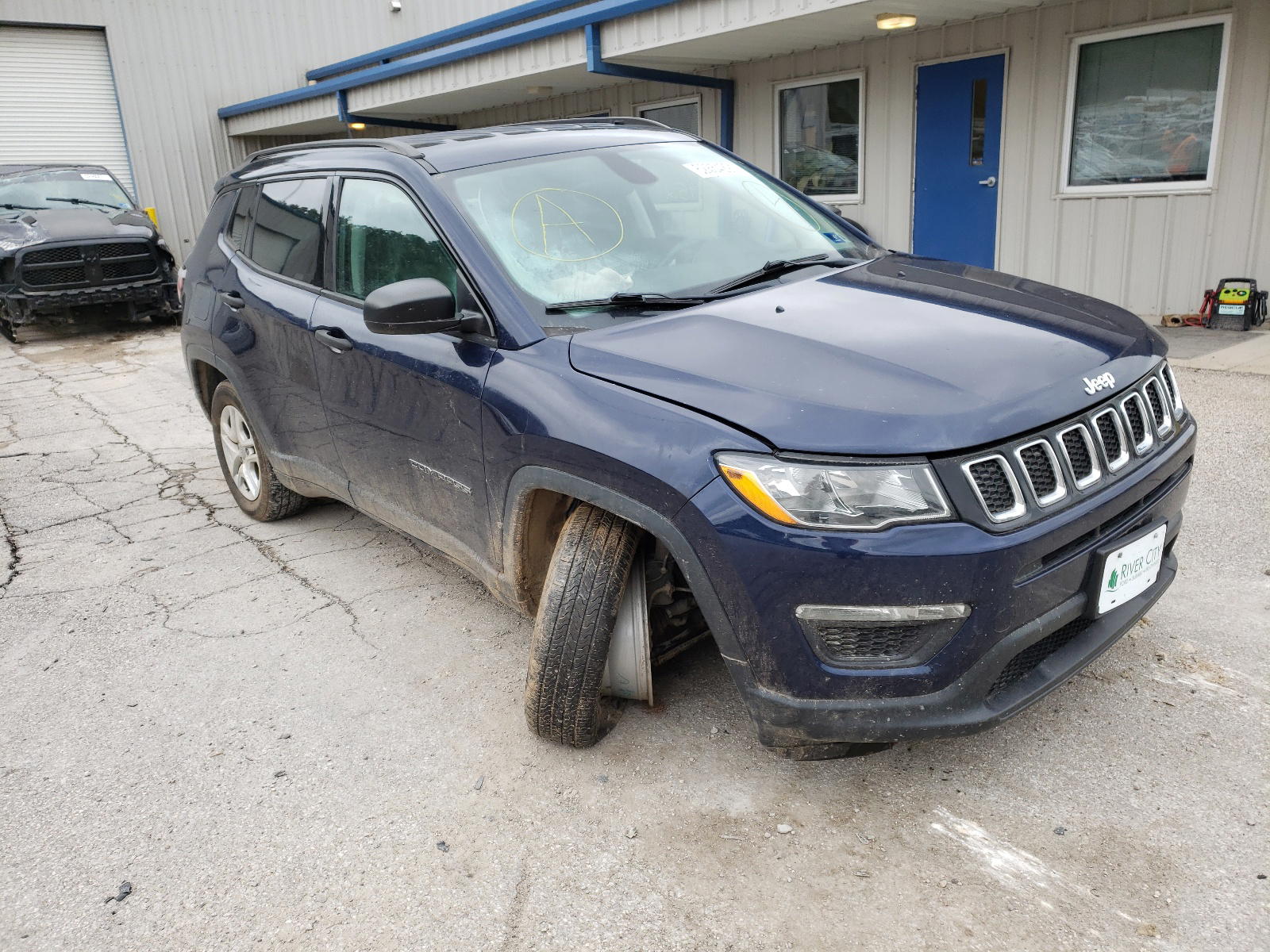 JEEP COMPASS 2018 with VIN 3C4NJDAB0JT117060 - Photo from auction