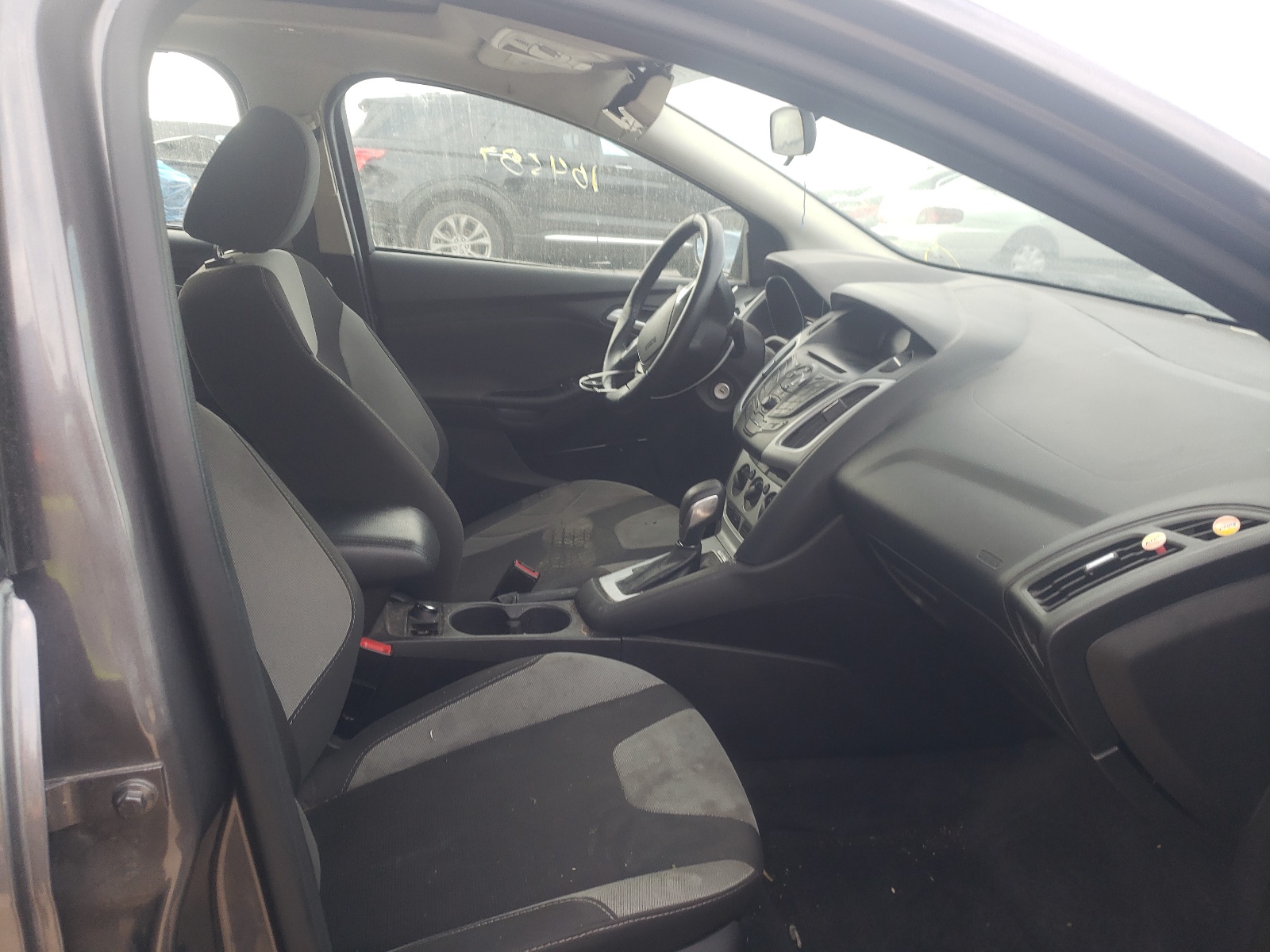 Zdjęcie 5 z aukcji – 2014 FORD FOCUS SE z VIN 1FADP3F22EL105657