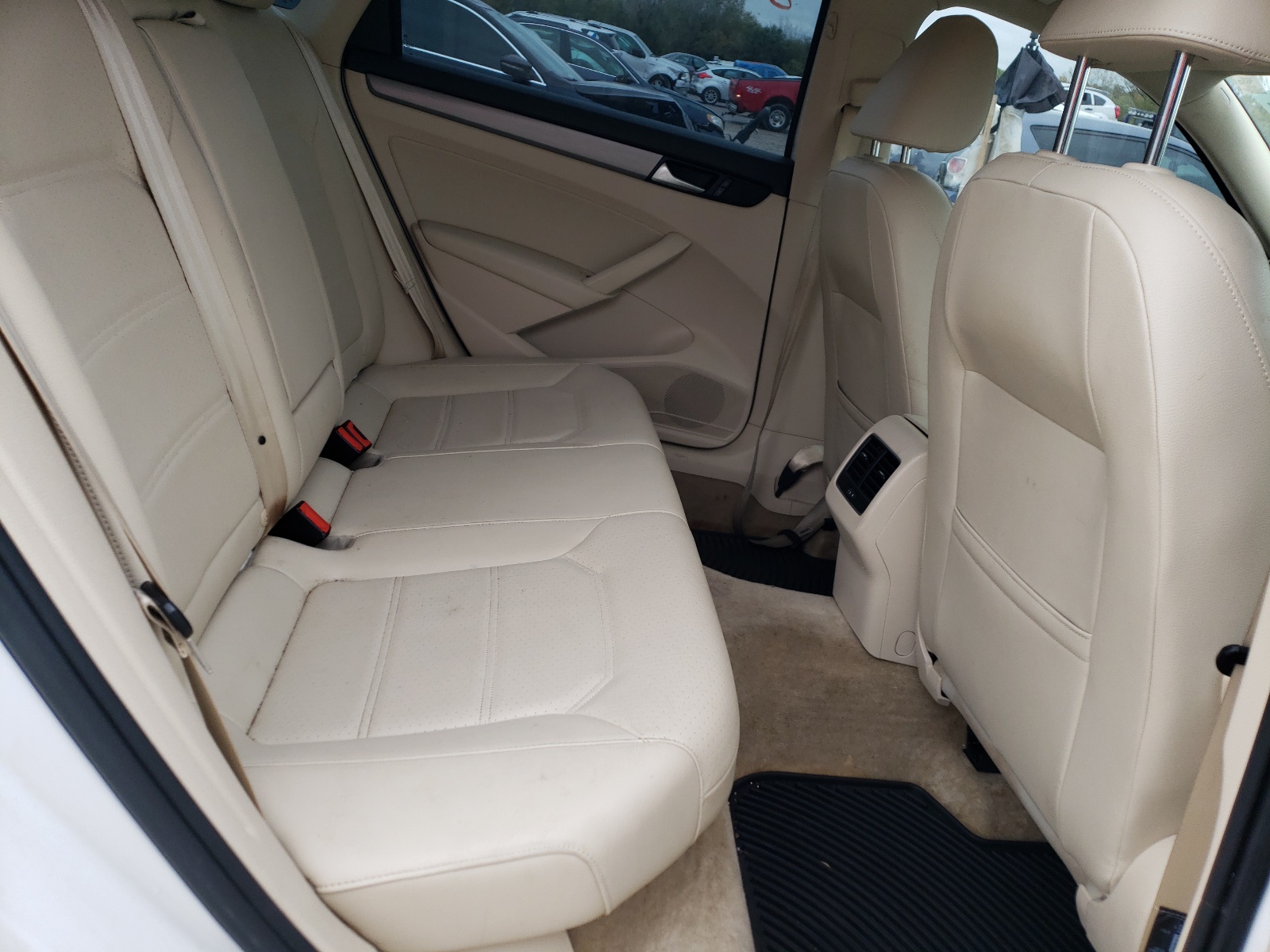 Photo 6 from auction – 2015 VOLKSWAGEN PASSAT SE with VIN 1VWBV7A30FC053040