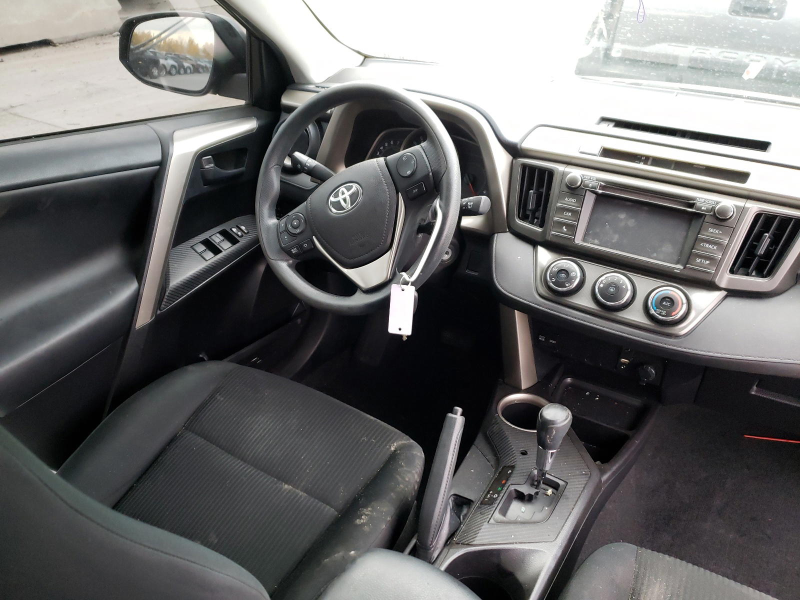 Photo 9 from auction – 2015 TOYOTA RAV4 LE with VIN 2T3BFREV5FW256445