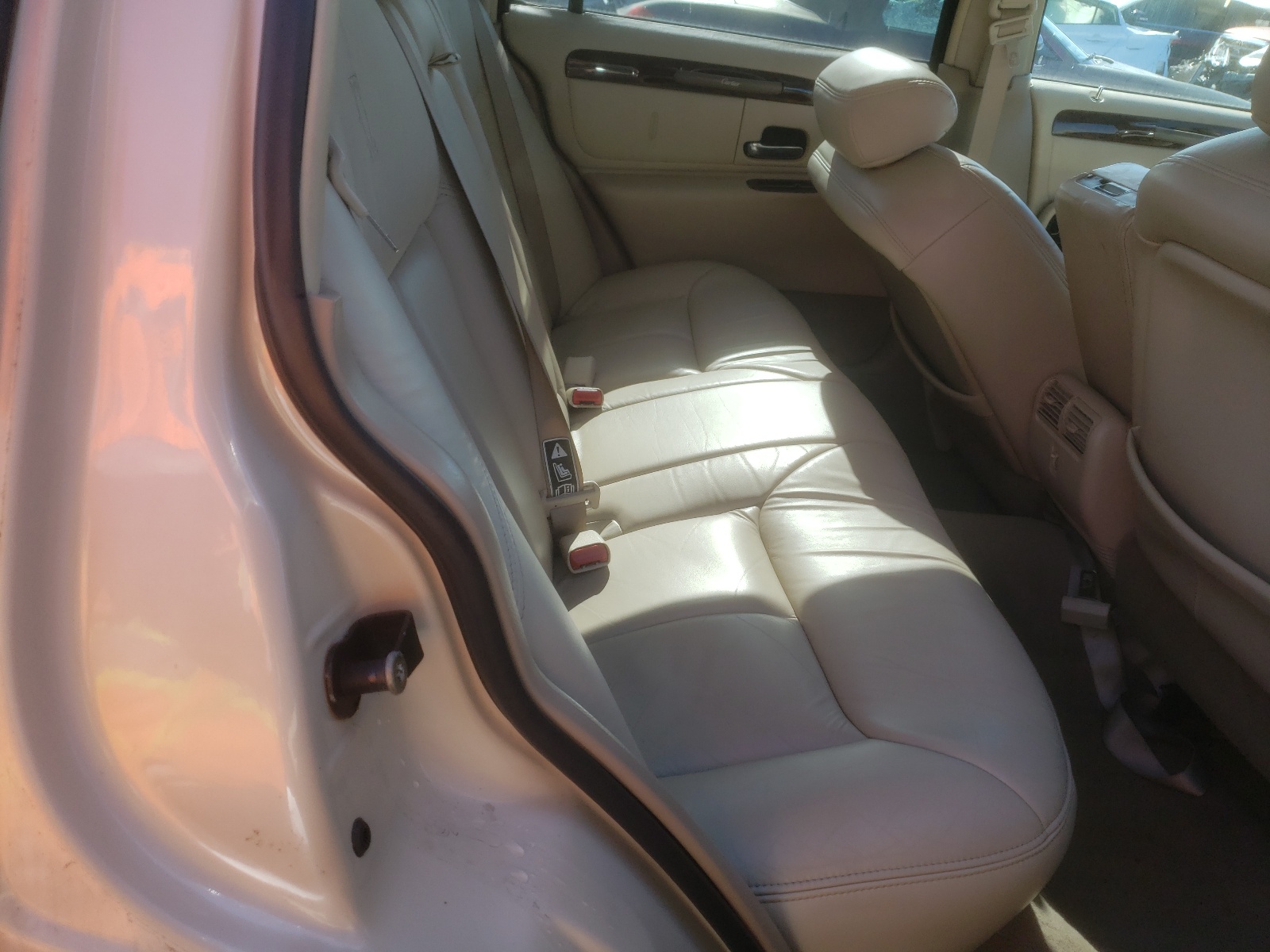 Photo 6 from auction – 2000 LINCOLN TOWN CAR C with VIN 1LNHM83W3YY902396