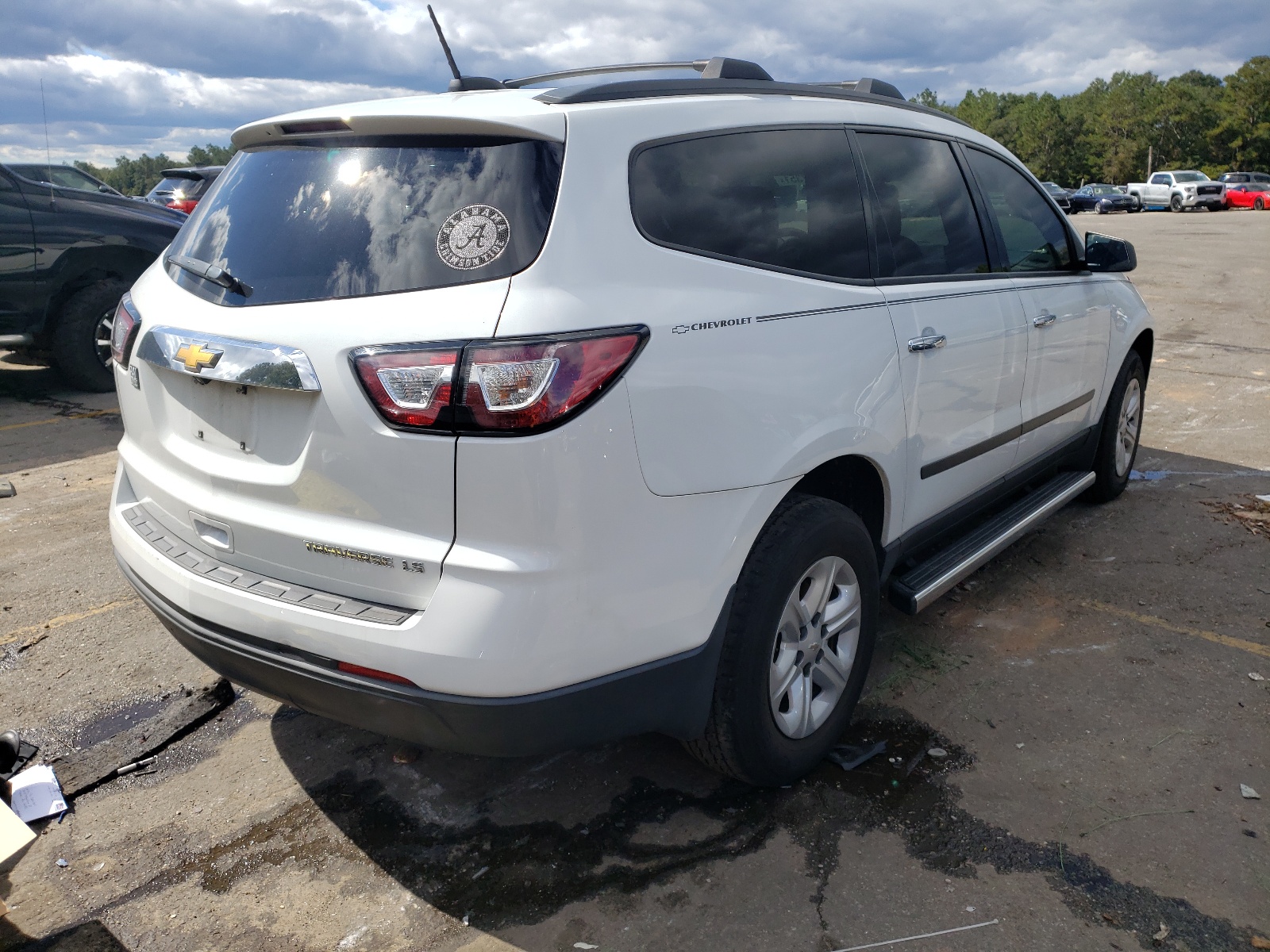 Photo 4 from auction – 2016 CHEVROLET TRAVERSE L with VIN 1GNKRFKD1GJ193935