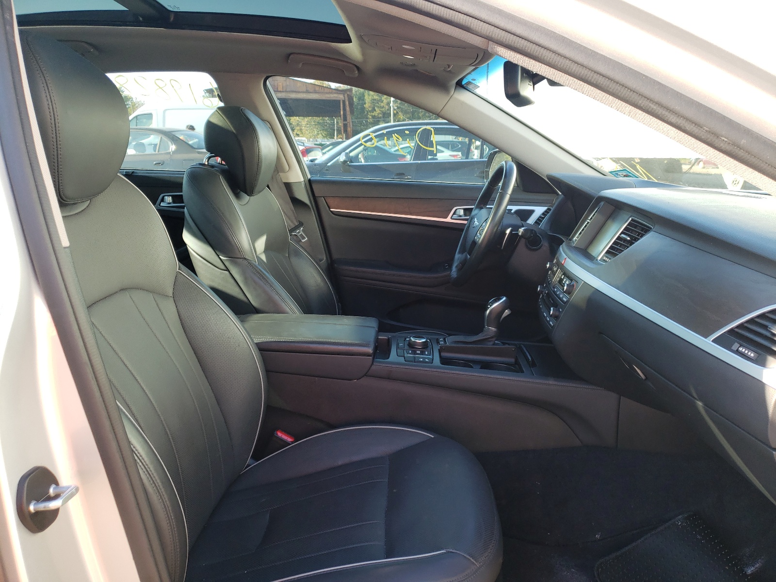 Photo 5 from auction – 2015 HYUNDAI GENESIS 5. with VIN KMHGN4JF5FU022342