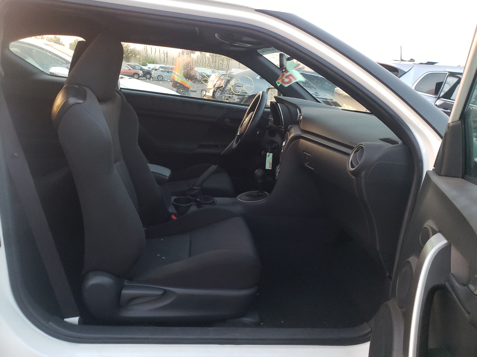 Zdjęcie 5 z aukcji – 2011 TOYOTA SCION TC z VIN JTKJF5C73B3009309