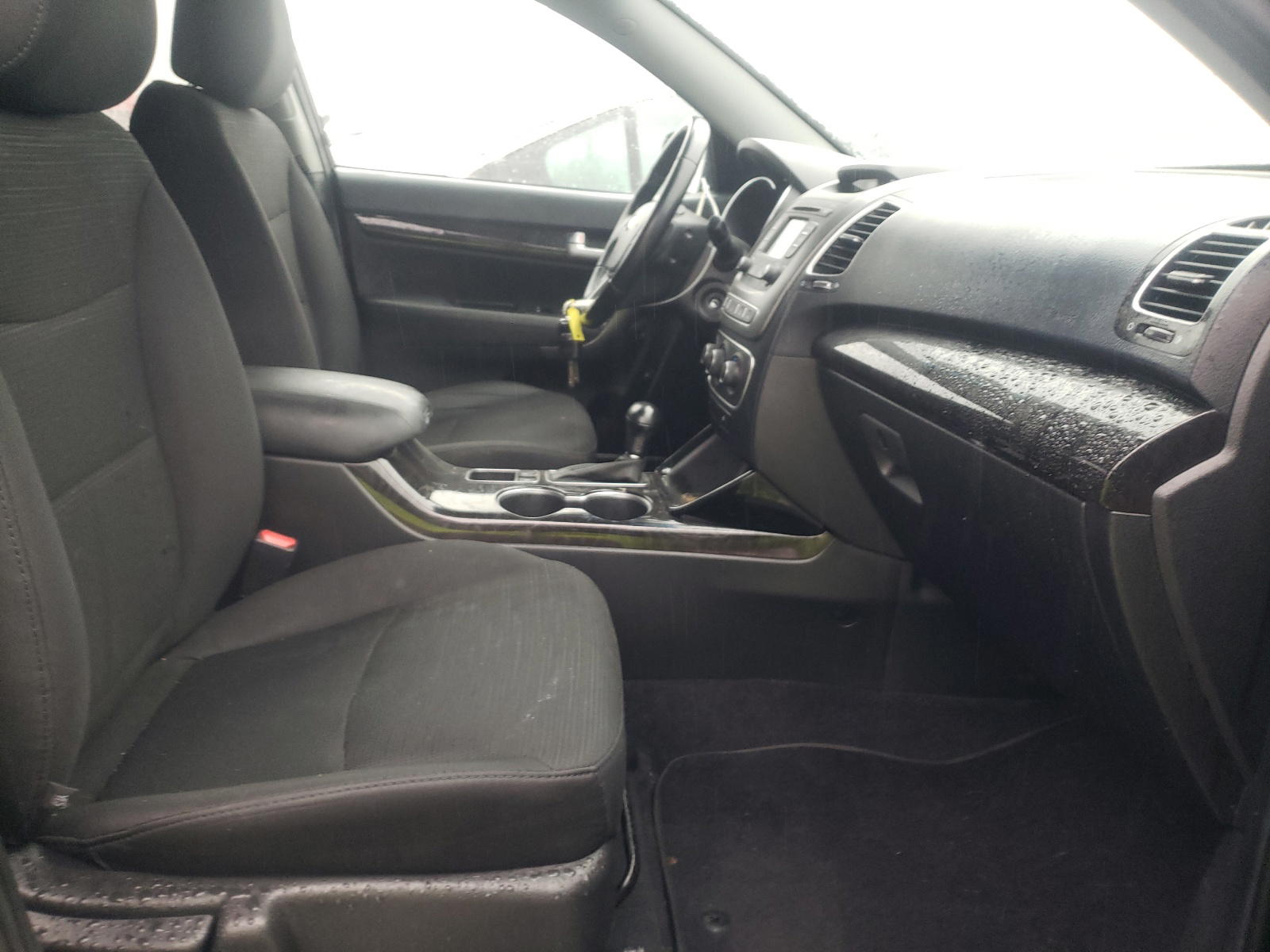 Photo 5 from auction – 2015 KIA SORENTO LX with VIN 5XYKT3A67FG569063