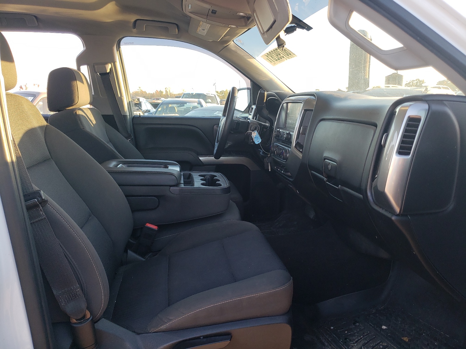 Photo 5 from auction – 2018 CHEVROLET SILVERADO with VIN 3GCUKREC7JG382723