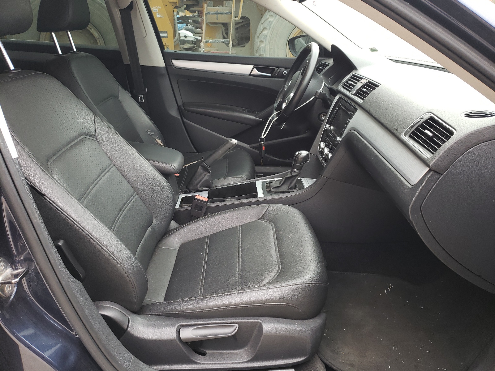 Photo 5 from auction – 2012 VOLKSWAGEN PASSAT SE with VIN 1VWBP7A39CC041099