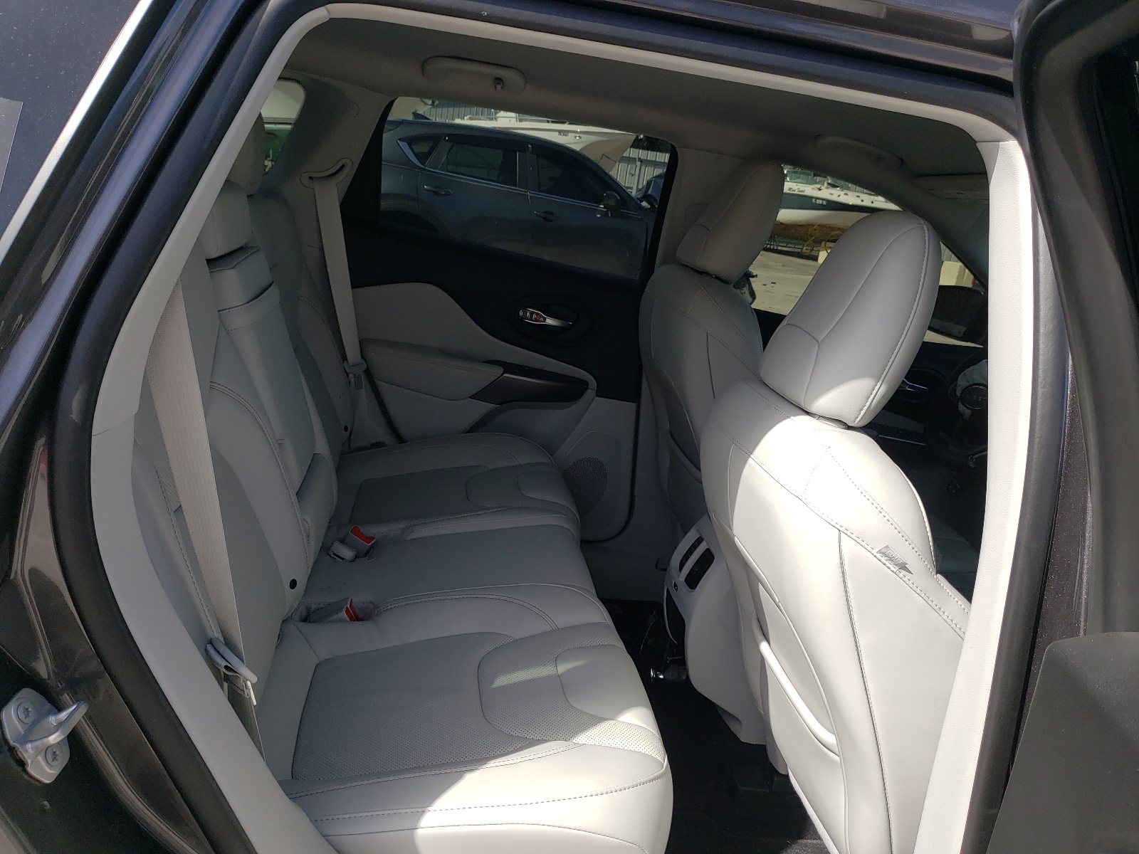 Photo 6 from auction – 2019 JEEP CHEROKEE L with VIN 1C4PJLDB4KD340921