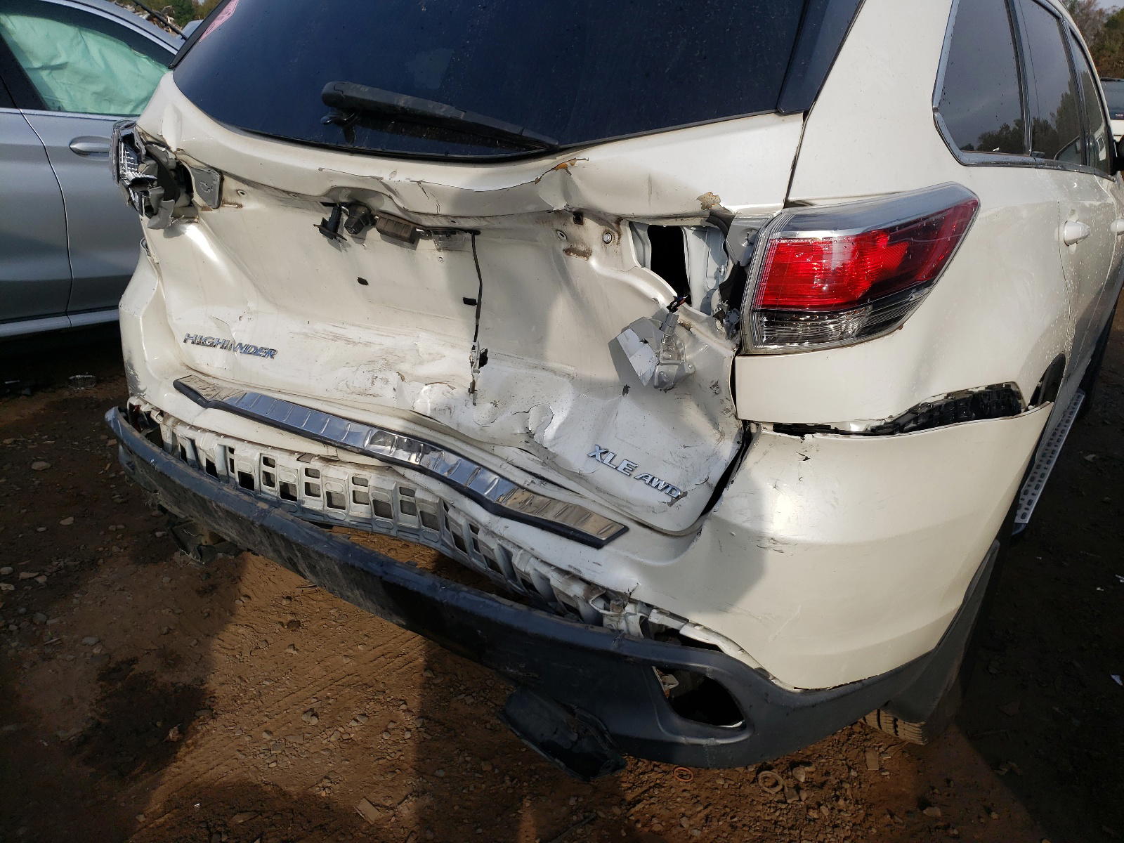 Photo 9 from auction – 2015 TOYOTA HIGHLANDER with VIN 5TDJKRFH9FS074037