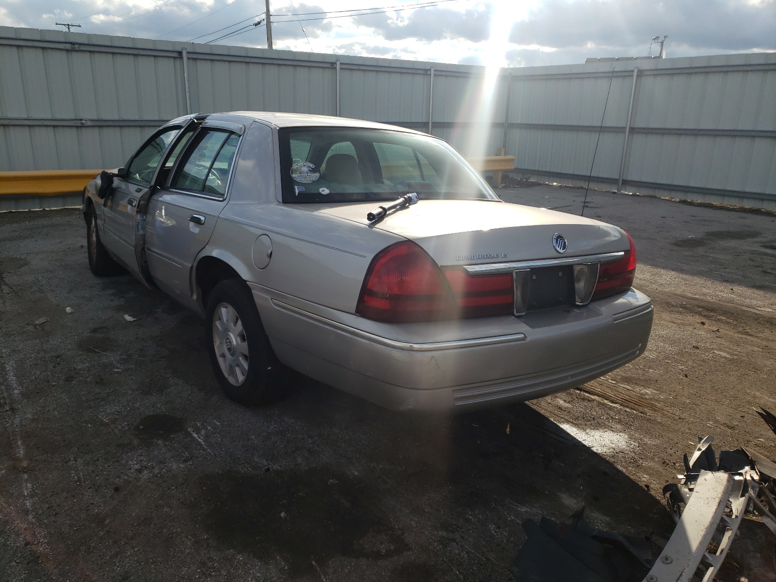 Photo 3 from auction – 2005 MERCURY GRAND MARQ with VIN 2MEFM75W35X633006