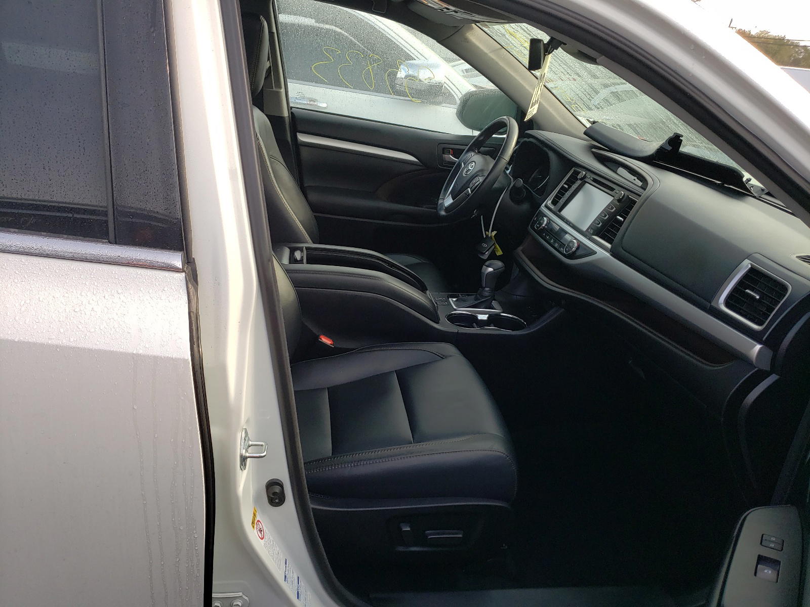 Photo 5 from auction – 2018 TOYOTA HIGHLANDER with VIN 5TDJZRFH7JS868202