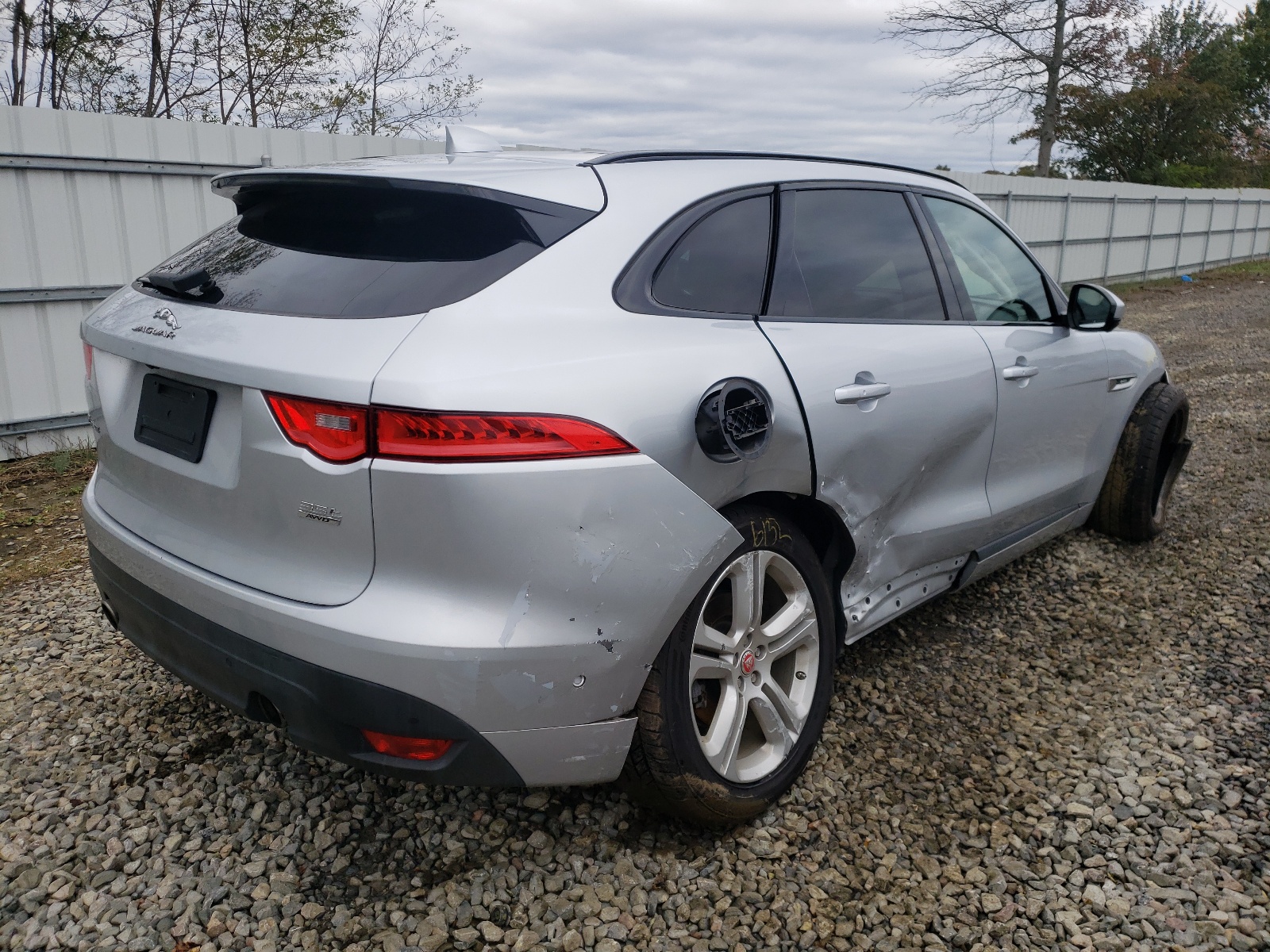 Photo 4 from auction – 2017 JAGUAR F-PACE R - with VIN SADCL2BV0HA060945