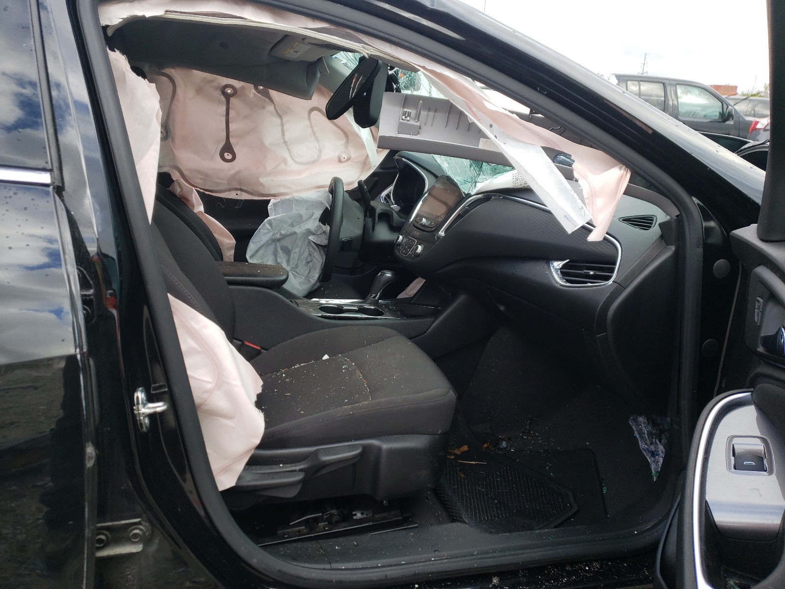 Photo 5 from auction – 2020 CHEVROLET MALIBU LT with VIN 1G1ZD5ST6LF024037