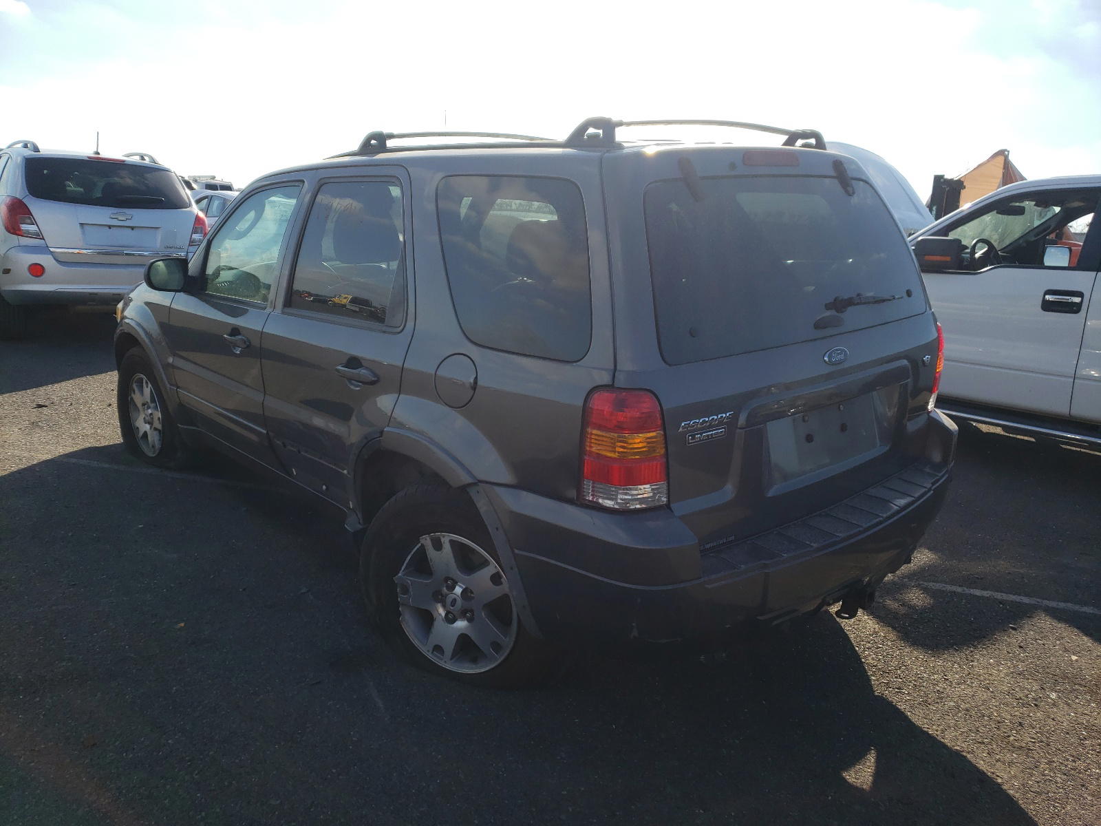 Photo 3 from auction – 2005 FORD ESCAPE LIM with VIN 1FMCU94165KD74645