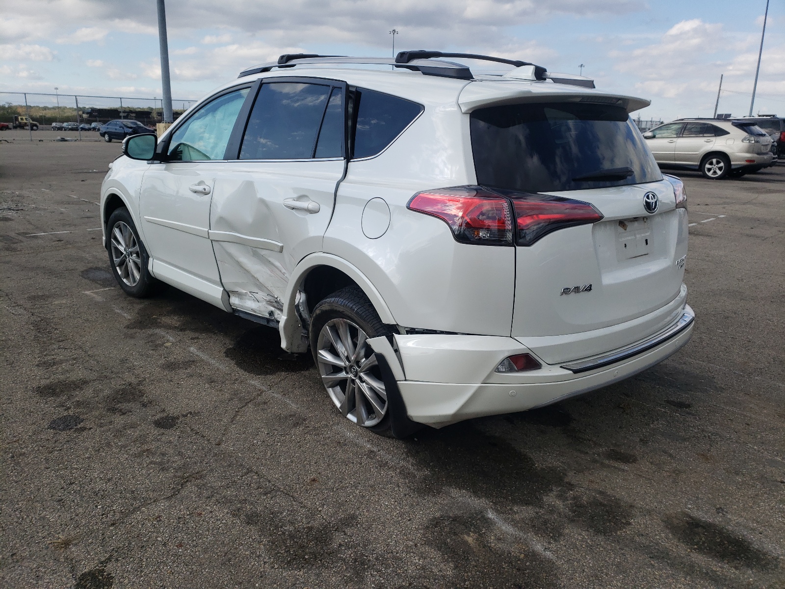 Photo 3 from auction – 2018 TOYOTA RAV4 LIMIT with VIN 2T3DFREV6JW803613