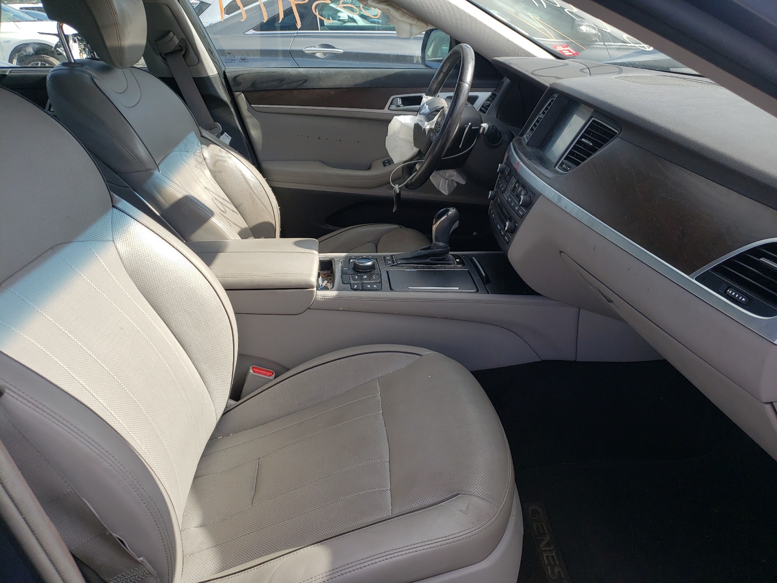Photo 5 from auction – 2016 HYUNDAI GENESIS 3. with VIN KMHGN4JE0GU119781