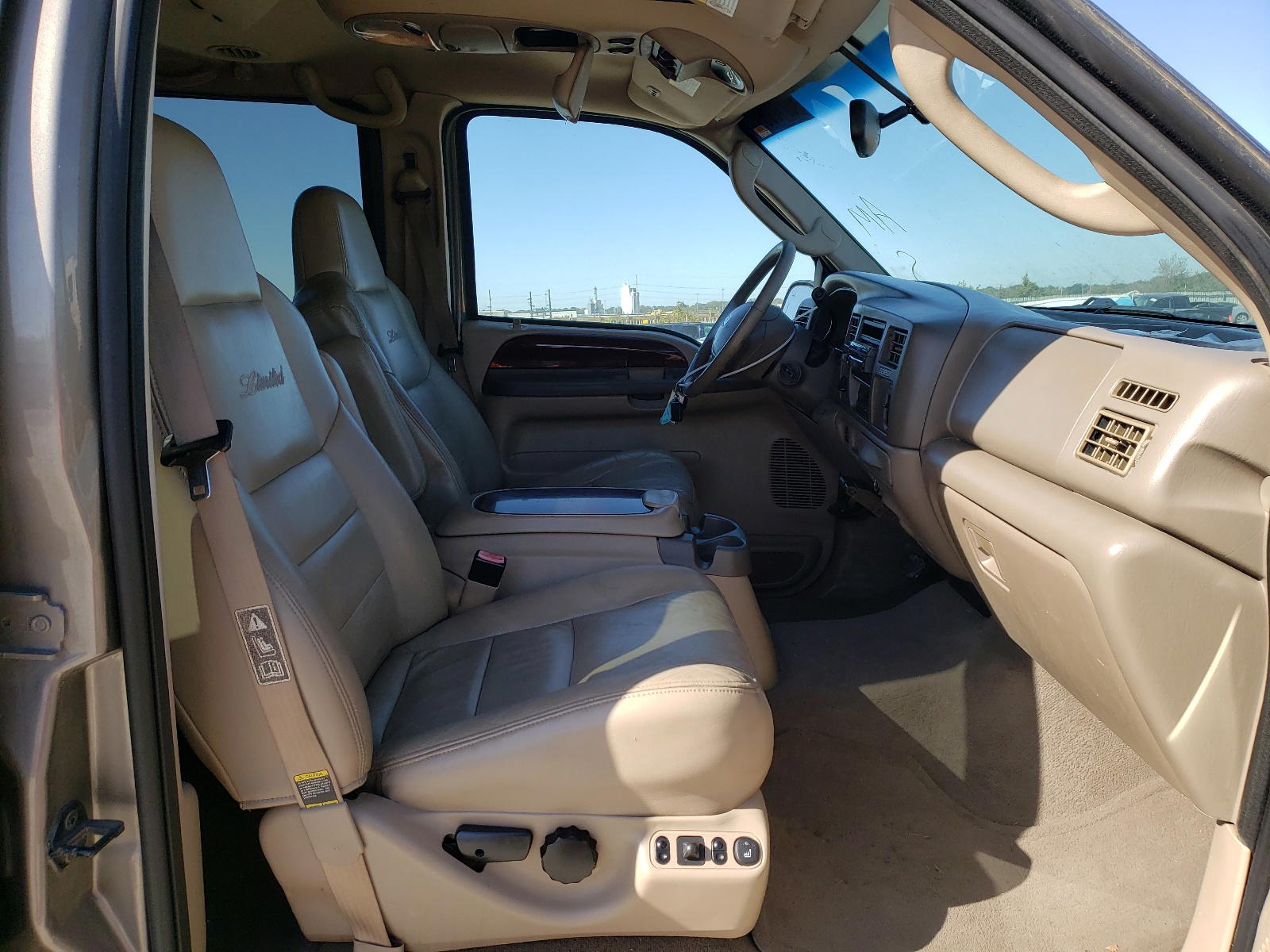 Photo 5 from auction – 2004 FORD EXCURSION with VIN 1FMNU43S74EB50433