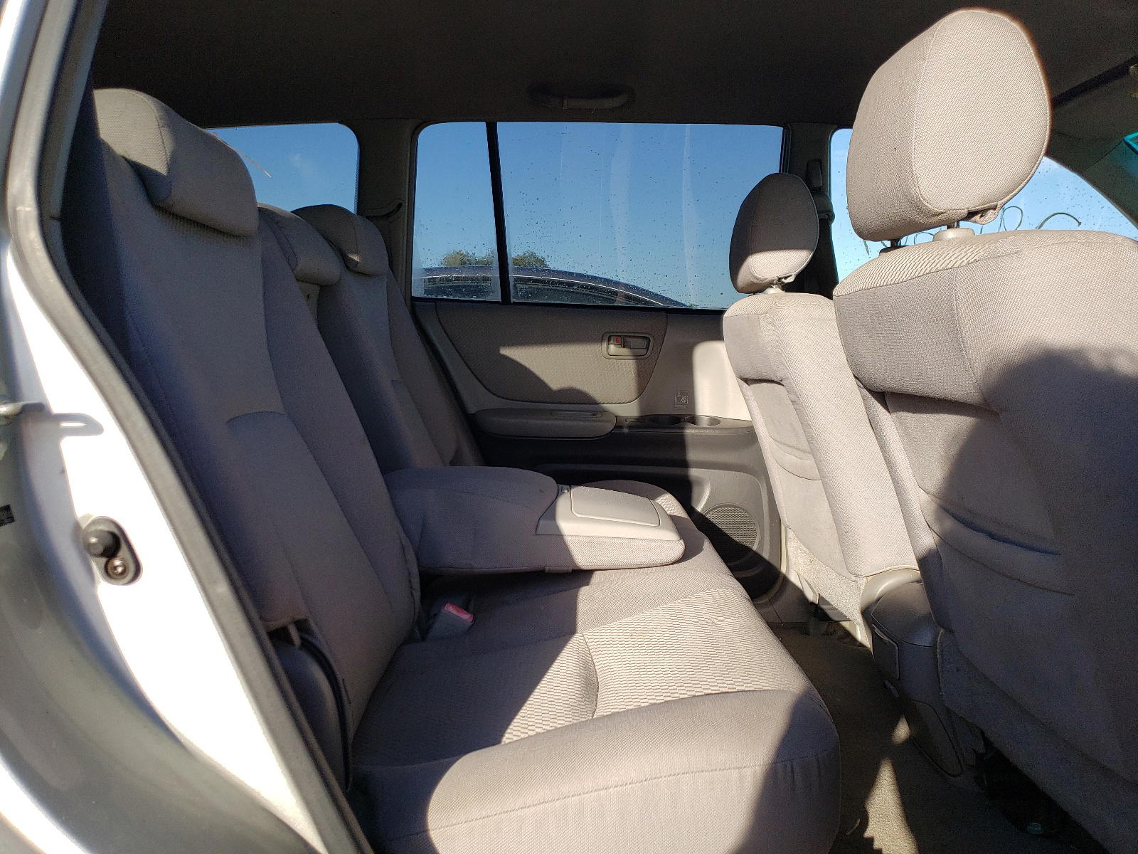 Photo 6 from auction – 2004 TOYOTA HIGHLANDER with VIN JTEDD21A940102066