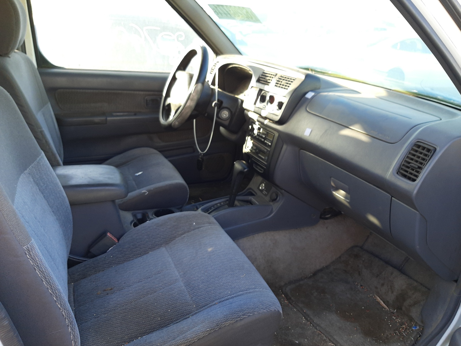 Photo 5 from auction – 2000 NISSAN FRONTIER K with VIN 1N6ED26T1YC396700