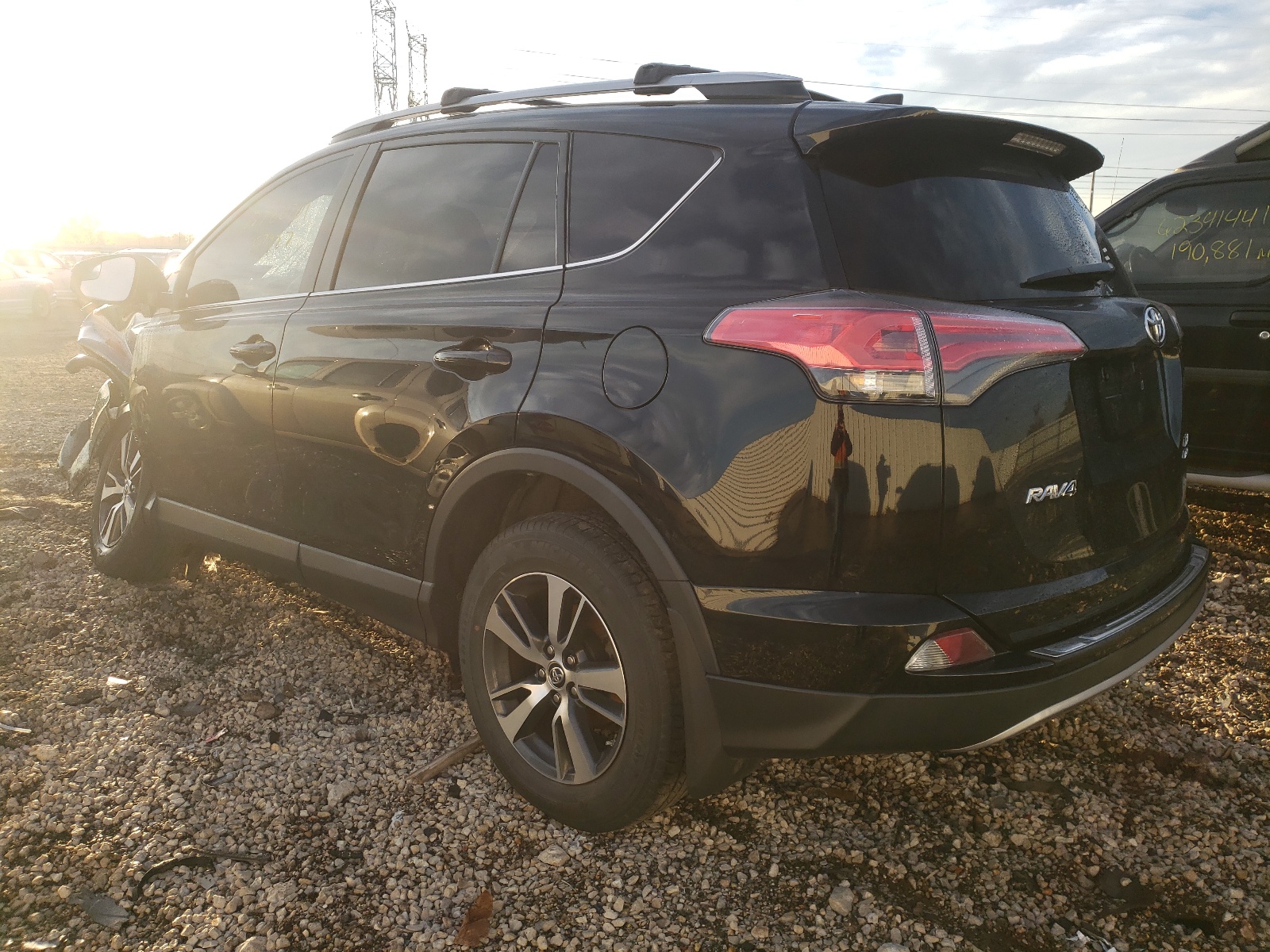 Photo 3 from auction – 2017 TOYOTA RAV4 XLE with VIN 2T3RFREV0HW591291