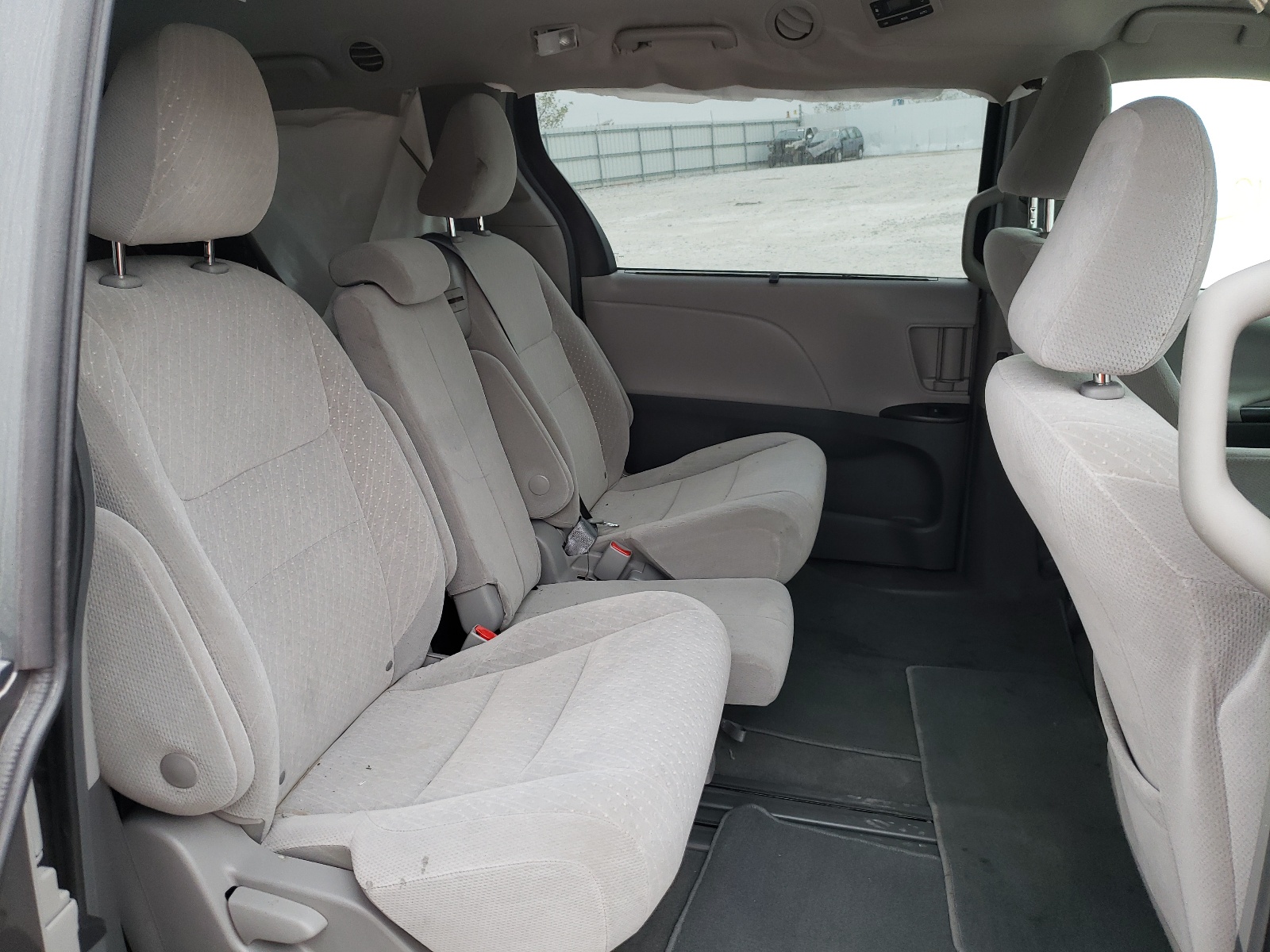 Photo 5 from auction – 2018 TOYOTA SIENNA XLE with VIN 5TDKZ3DC0JS904806