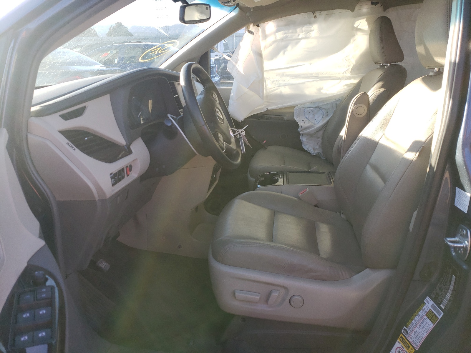 Photo 5 from auction – 2015 TOYOTA SIENNA XLE with VIN 5TDDK3DC7FS102452