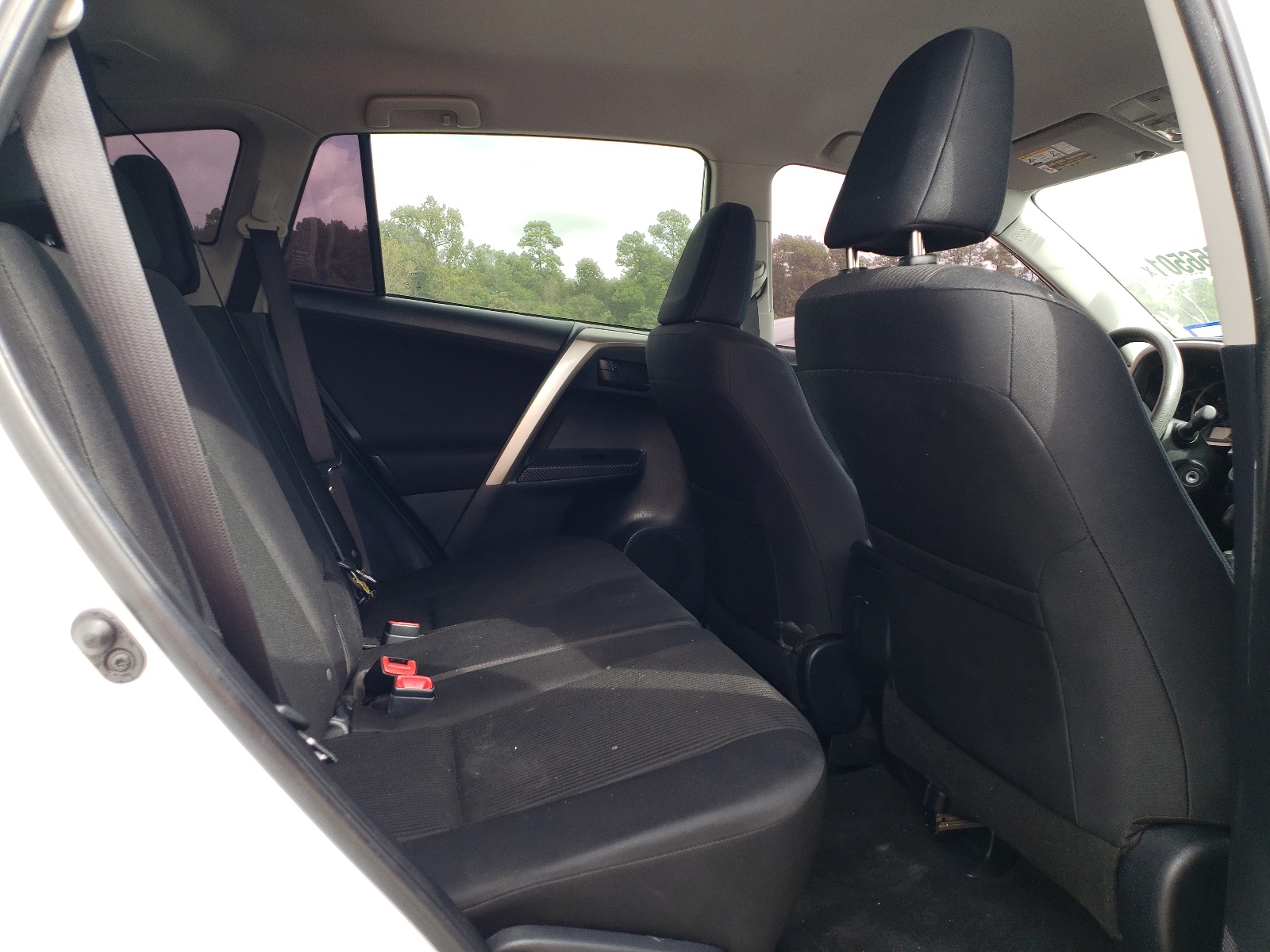 Photo 6 from auction – 2015 TOYOTA RAV4 LE with VIN JTMZFREVXFD060769