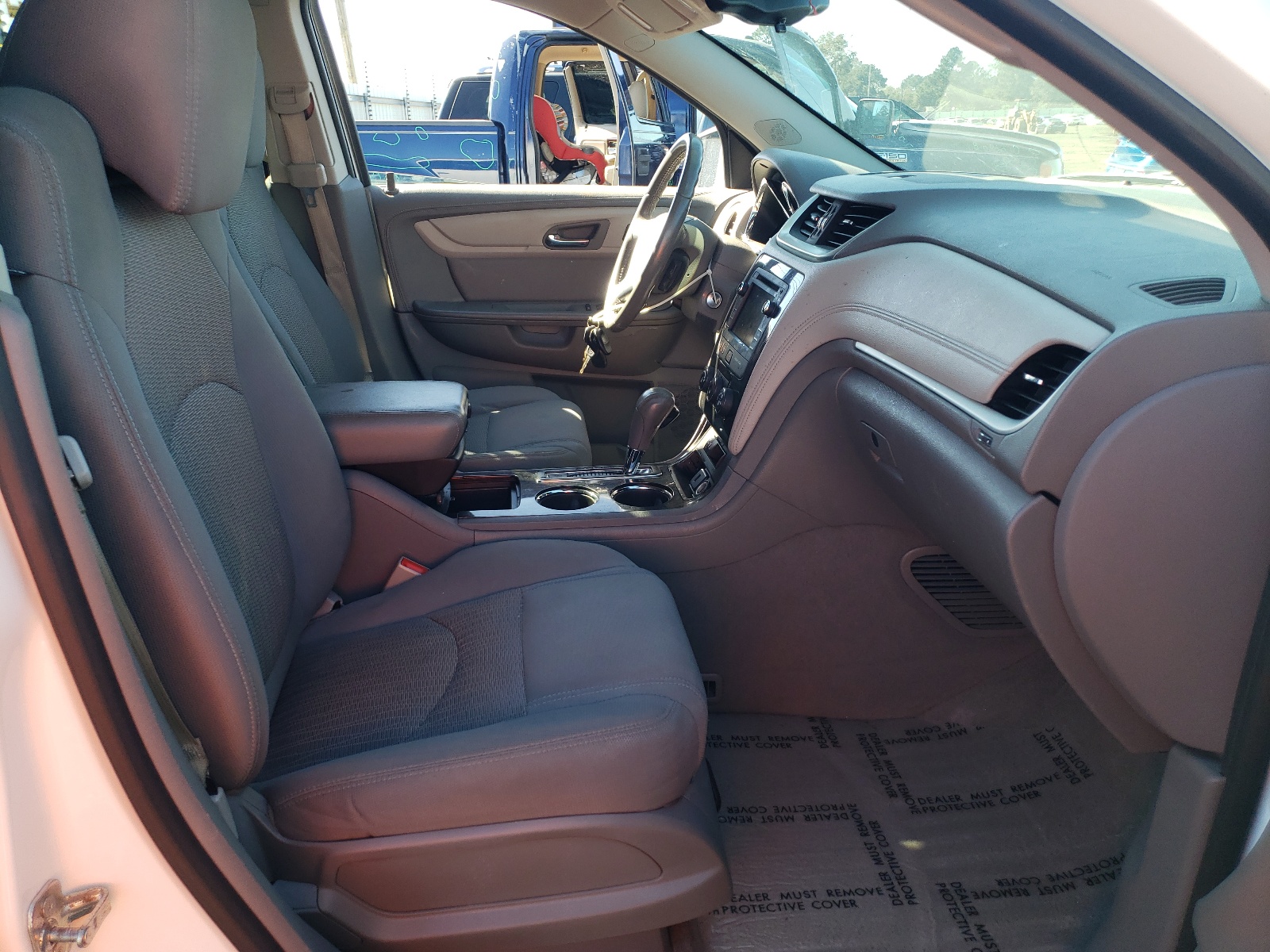 Photo 5 from auction – 2017 CHEVROLET TRAVERSE L with VIN 1GNKRGKD0HJ219691