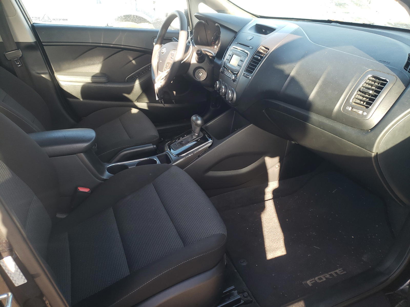Photo 5 from auction – 2017 KIA FORTE LX with VIN 3KPFK4A75HE074413