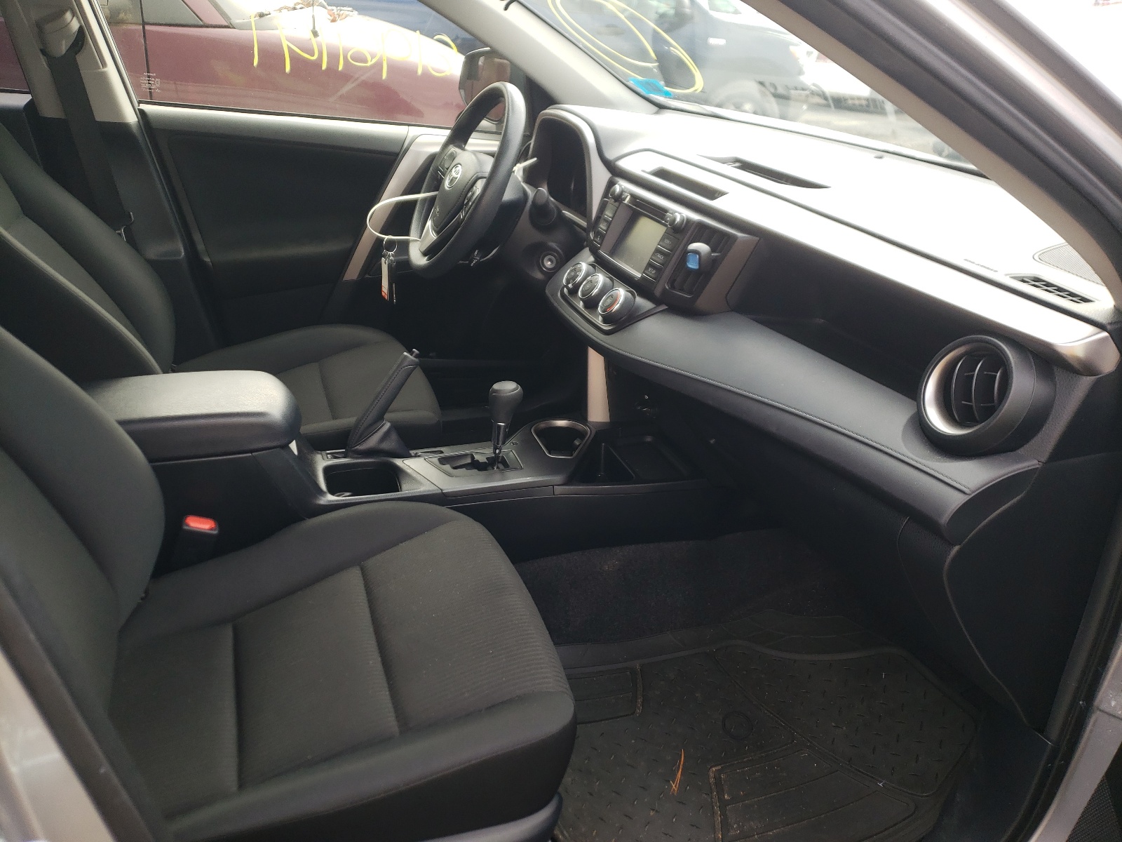 Photo 5 from auction – 2018 TOYOTA RAV4 LE with VIN JTMBFREV0JJ260023