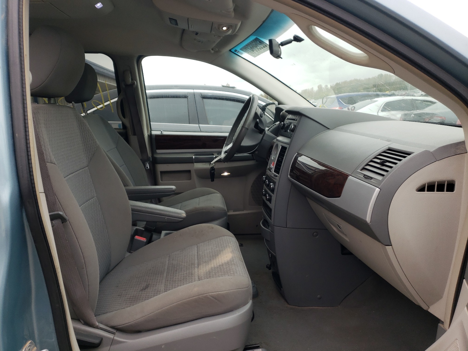 Photo 5 from auction – 2010 CHRYSLER TOWN & COU with VIN 2A4RR5D15AR241051