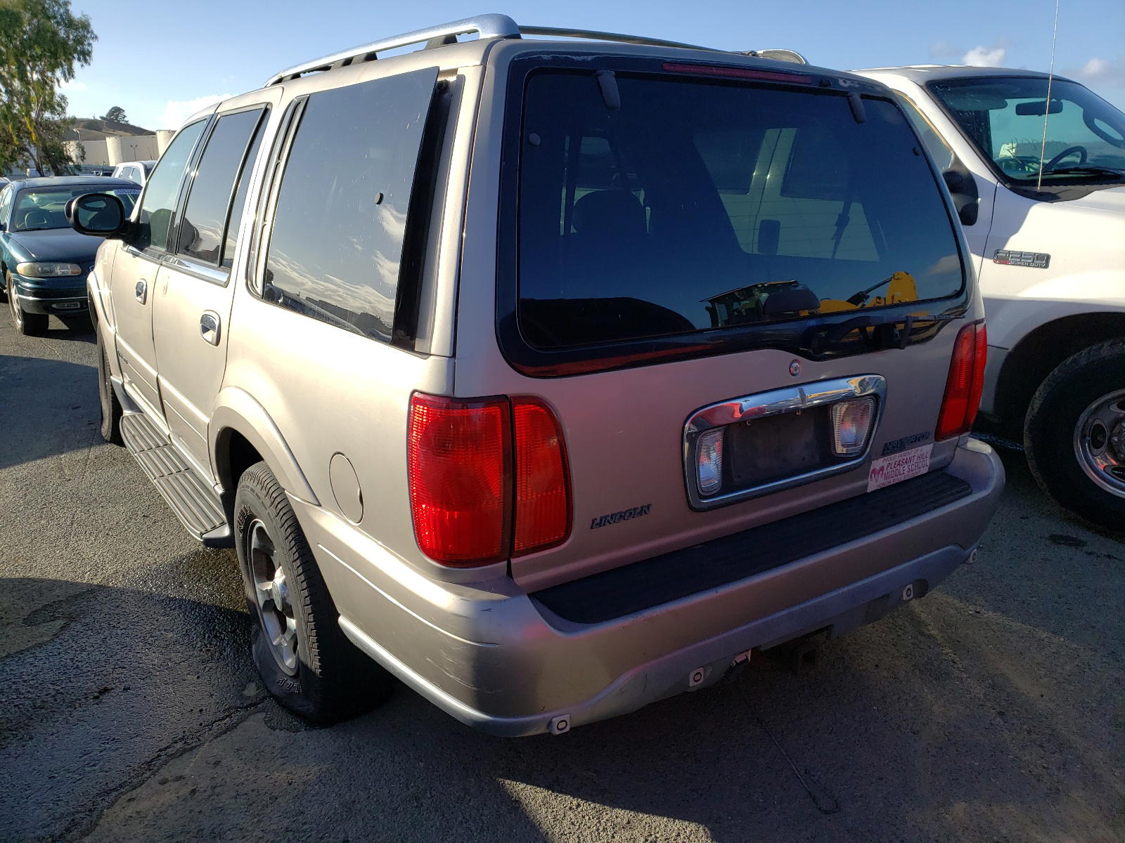 Photo 3 from auction – 2000 LINCOLN NAVIGATOR with VIN 5LMFU28A7YLJ20341