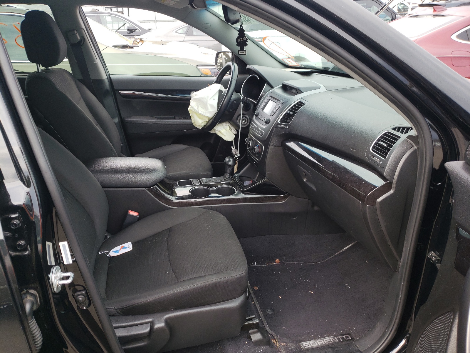 Photo 5 from auction – 2015 KIA SORENTO LX with VIN 5XYKT4A67FG599119