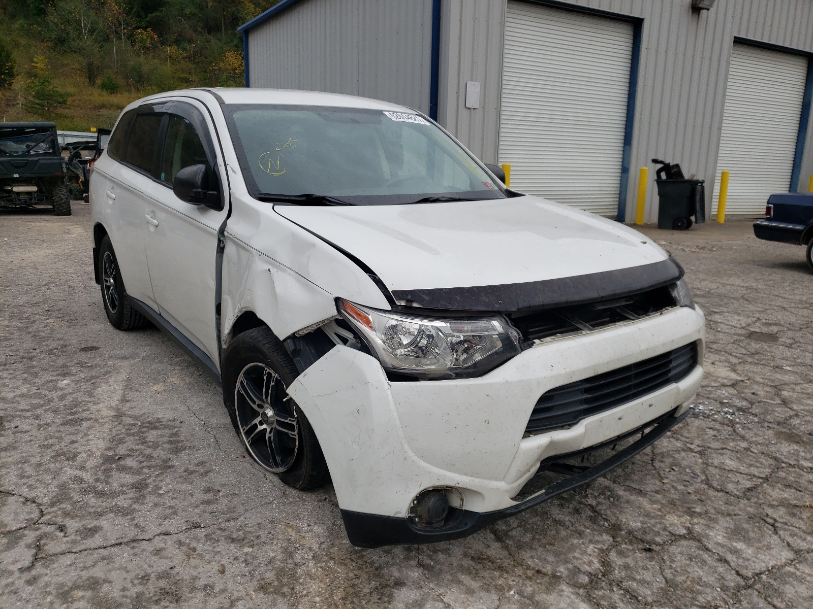 MITSUBISHI OUTLANDER 2014 مع رقم تعريف المركبة JA4AD2A34EZ000710 - صورة من المزاد