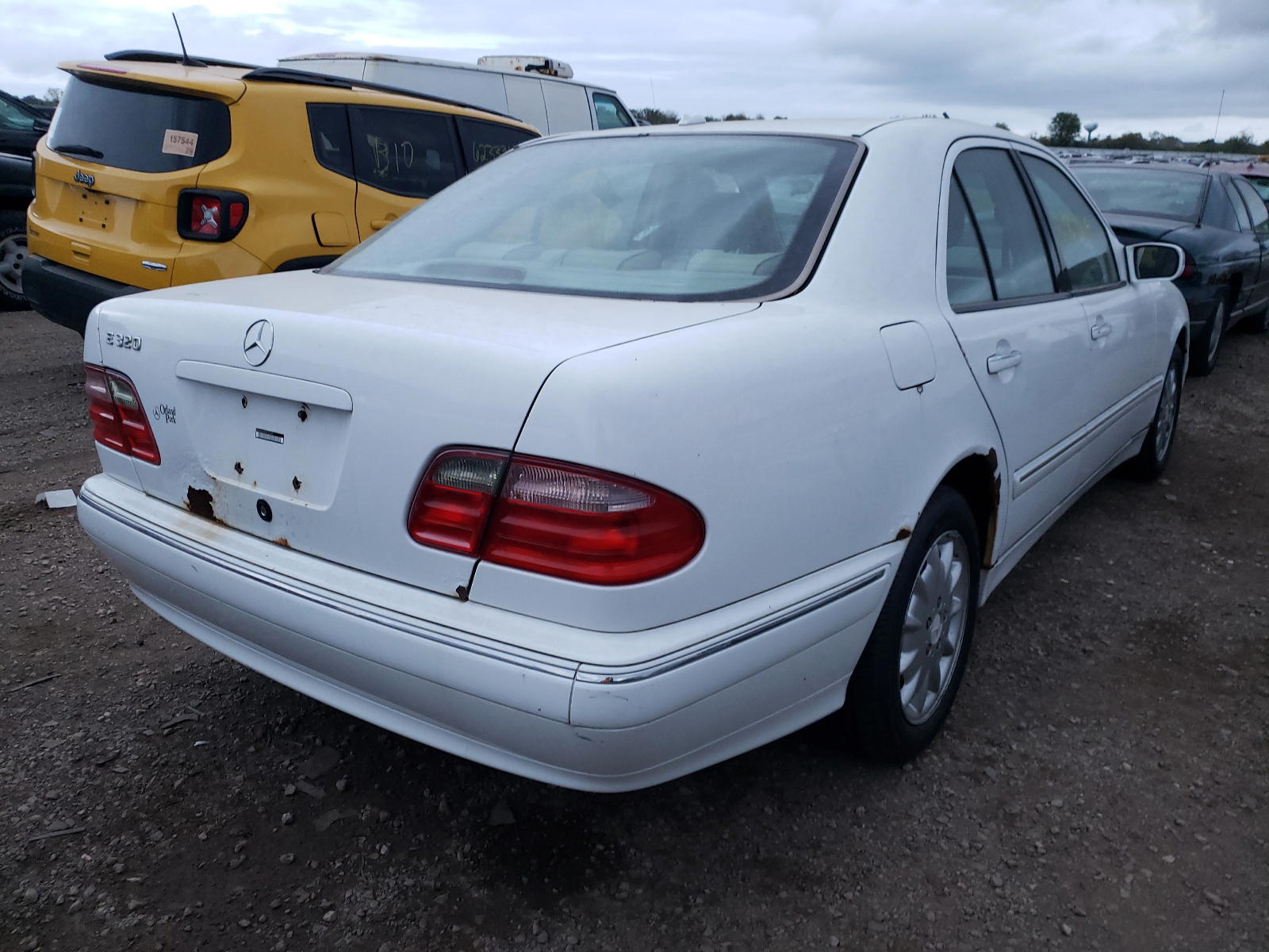 Photo 4 from auction – 2000 MERCEDES-BENZ E-320 with VIN WDBJF65J4YB135679