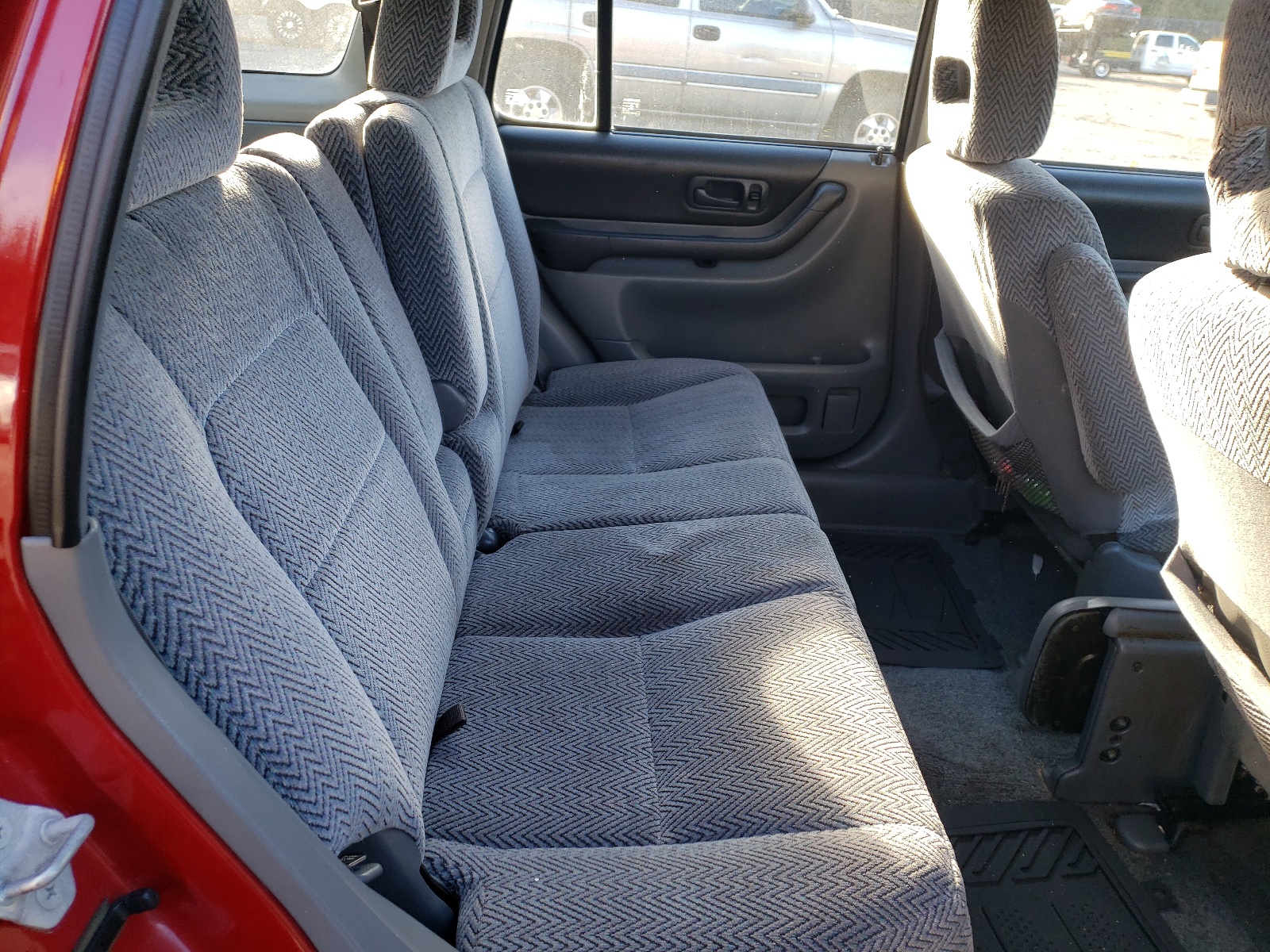 Photo 6 from auction – 1997 HONDA CR-V LX with VIN JHLRD1855VC060446