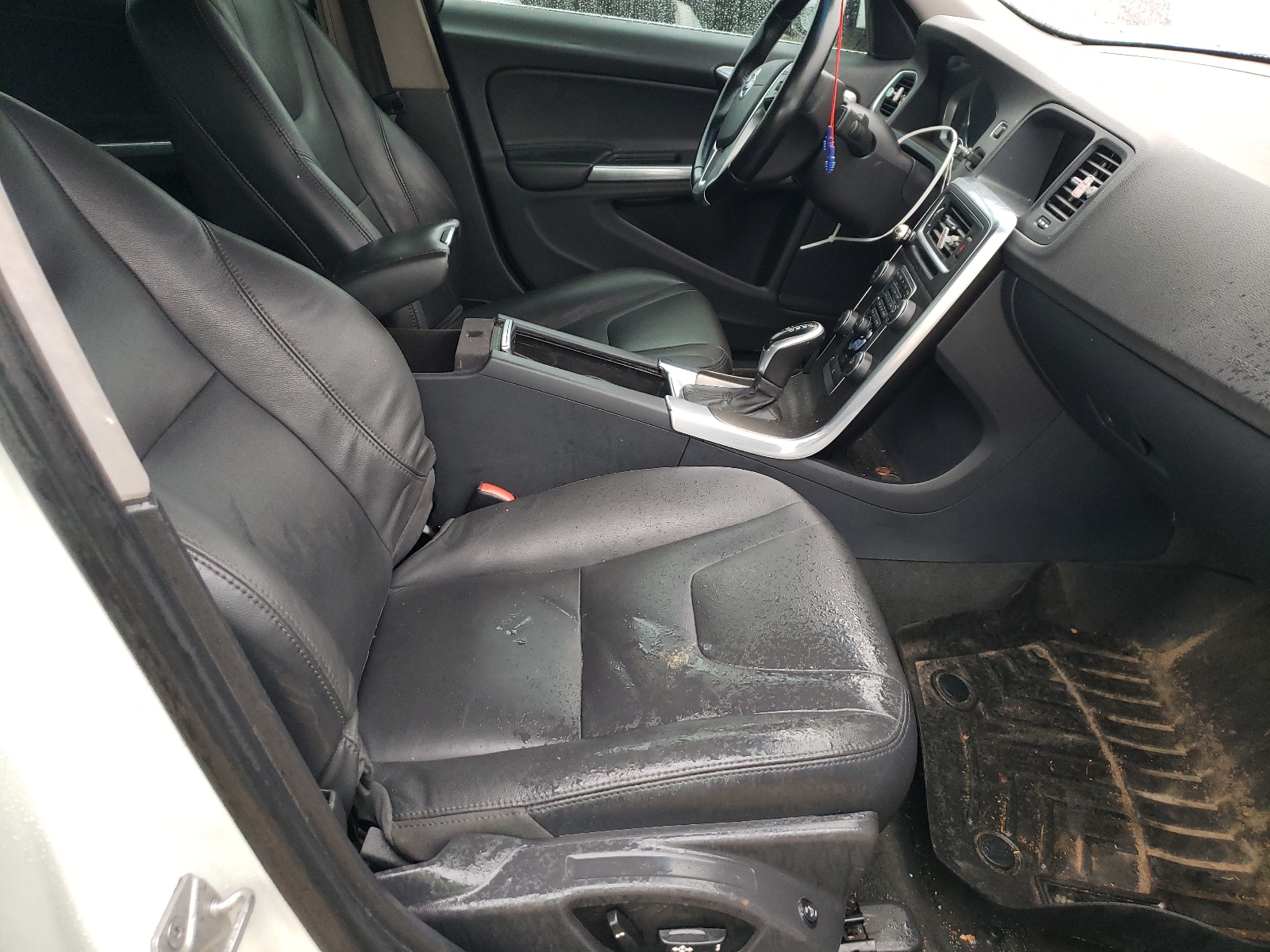Photo 5 from auction – 2015 VOLVO S60 PREMIE with VIN YV140MFB0F1308171