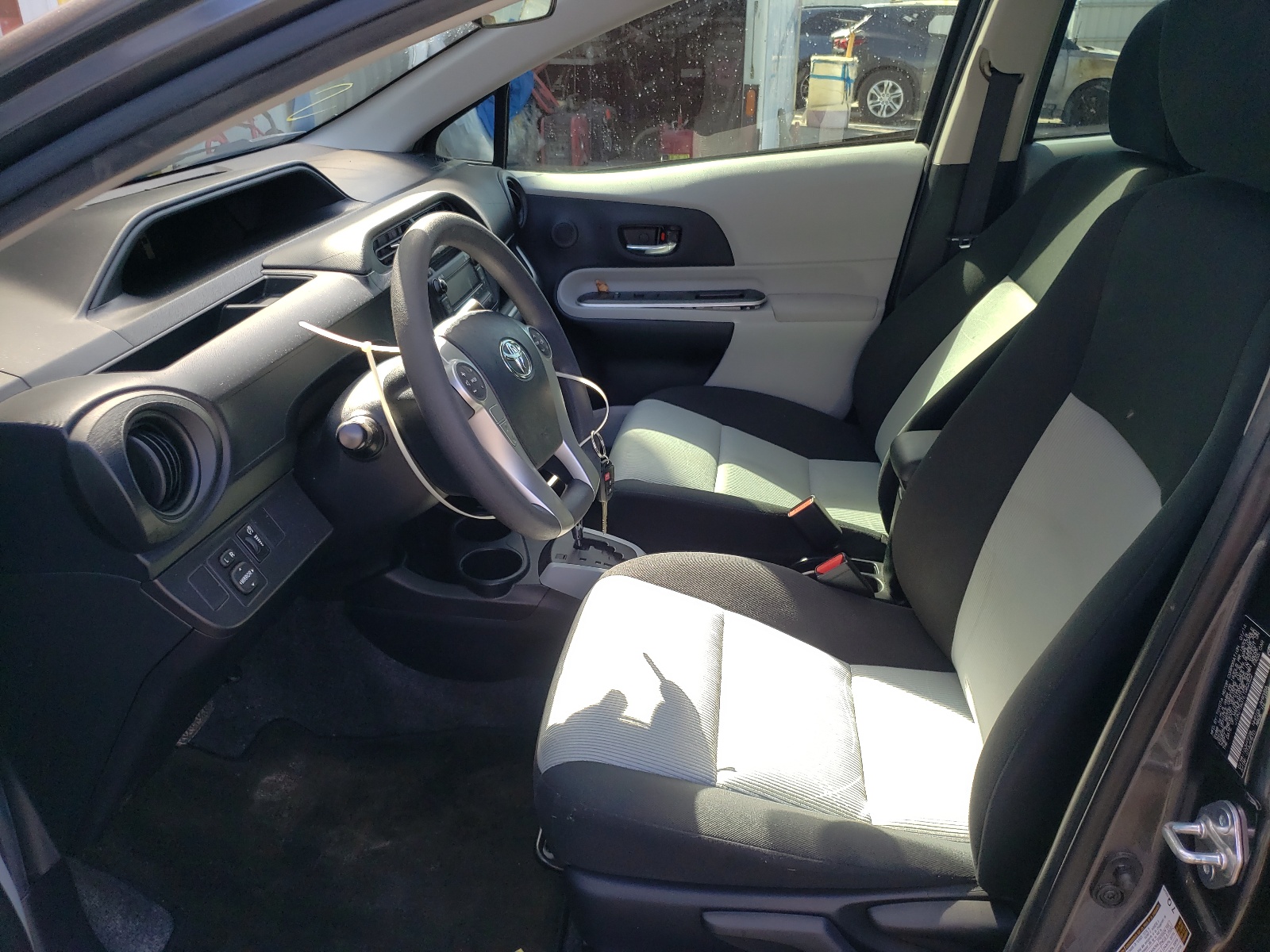 Photo 5 from auction – 2014 TOYOTA PRIUS C with VIN JTDKDTB31E1062322