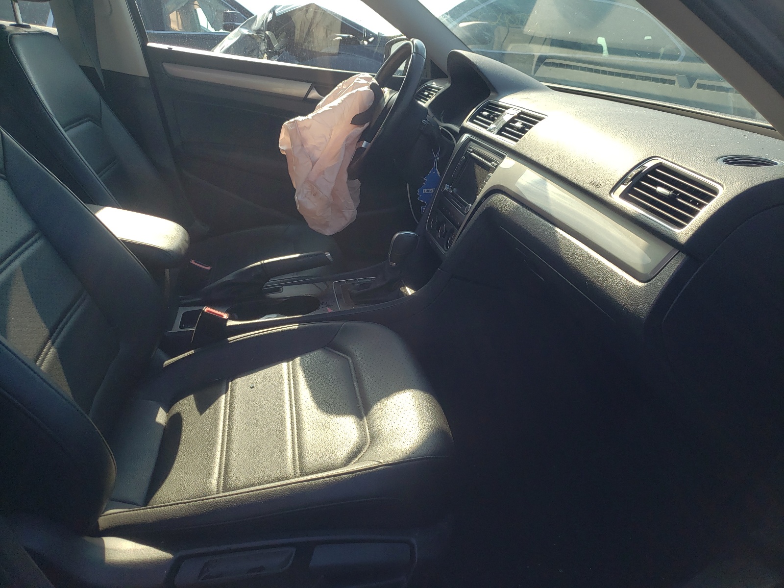 Photo 5 from auction – 2015 VOLKSWAGEN PASSAT S with VIN 1VWAT7A39FC078780