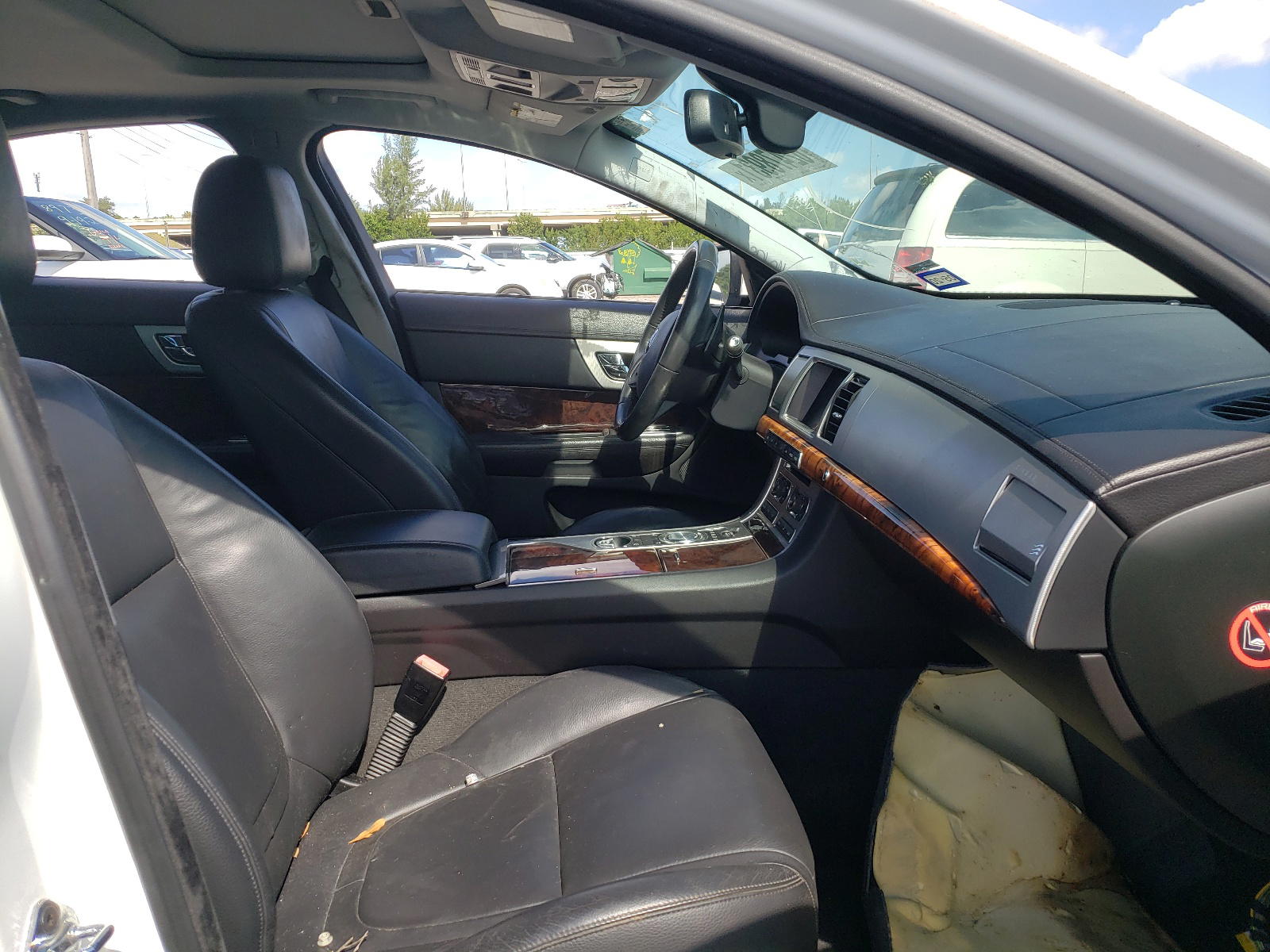 Photo 5 from auction – 2014 JAGUAR XF with VIN SAJWJ0EF0E8U28259