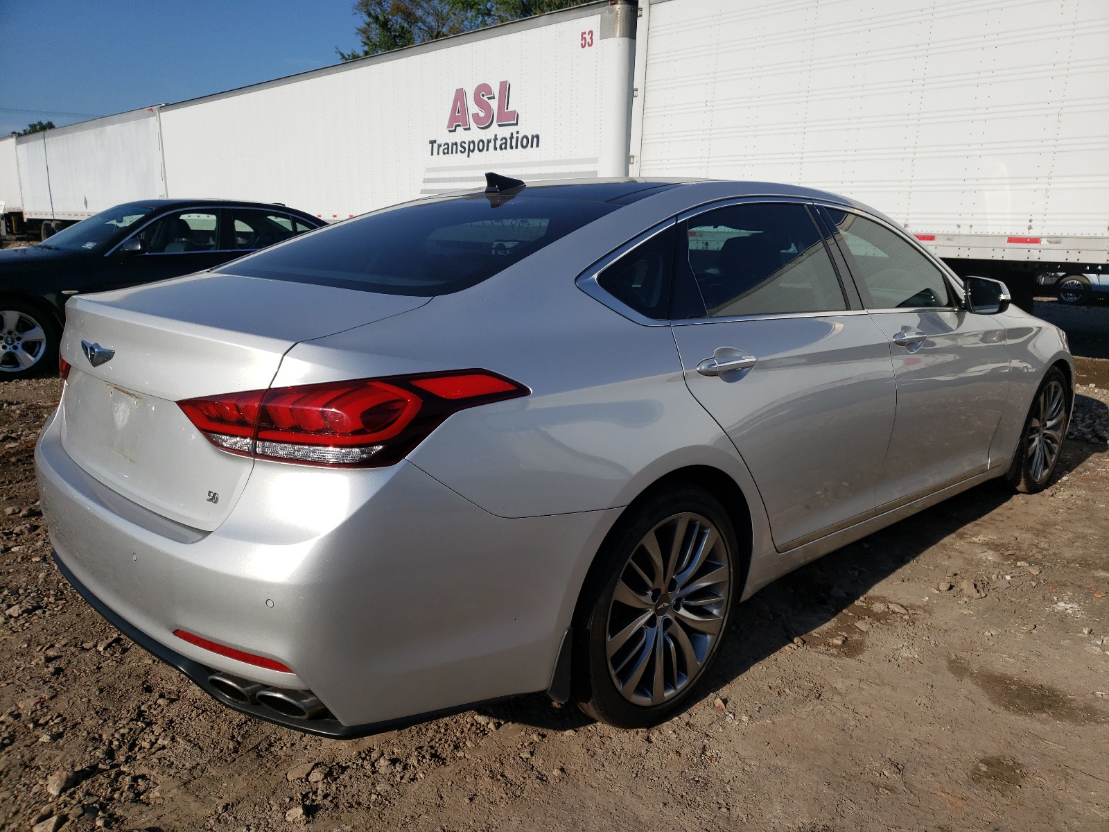 Photo 4 from auction – 2015 HYUNDAI GENESIS 5. with VIN KMHGN4JF5FU022342