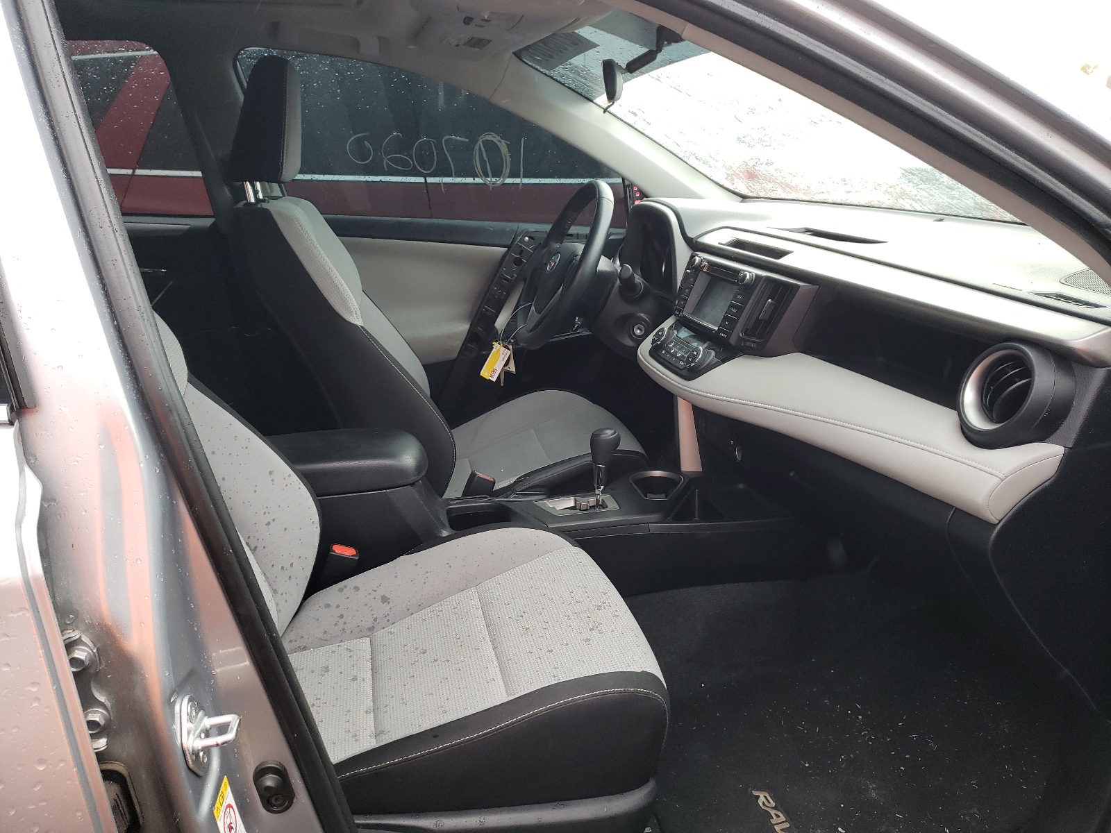 Photo 5 from auction – 2016 TOYOTA RAV4 XLE with VIN 2T3WFREV8GW237293