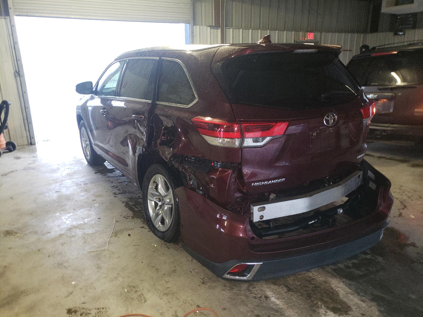 Photo 3 from auction – 2017 TOYOTA HIGHLANDER with VIN 5TDYZRFH8HS191136
